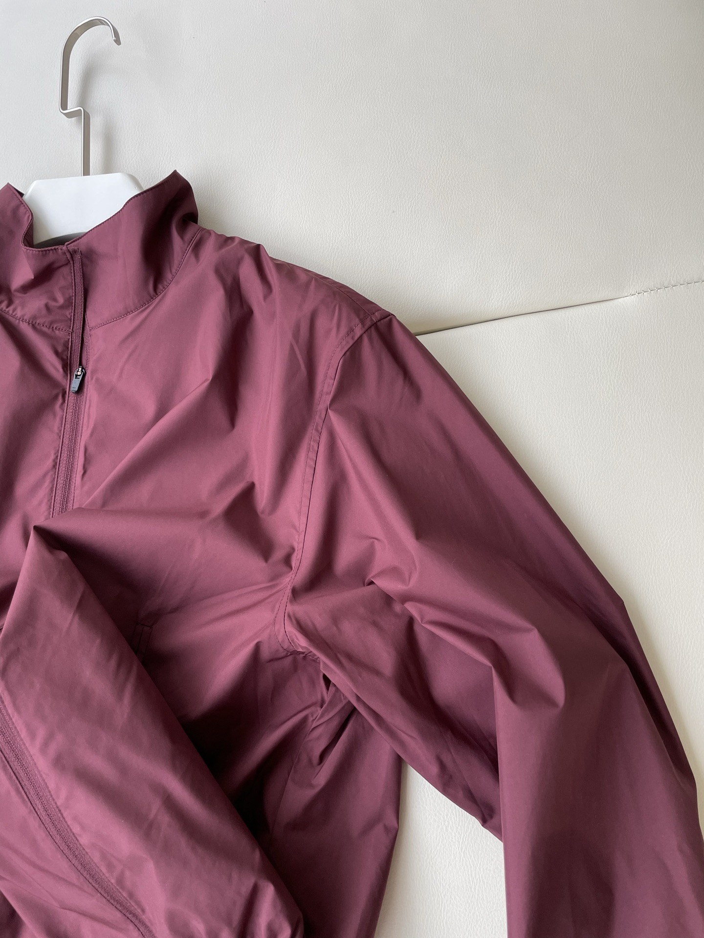 Burgundy Red Coats for Outdoor Sports: Lightweight, Stylish, and Versatile Kit - 图片 5