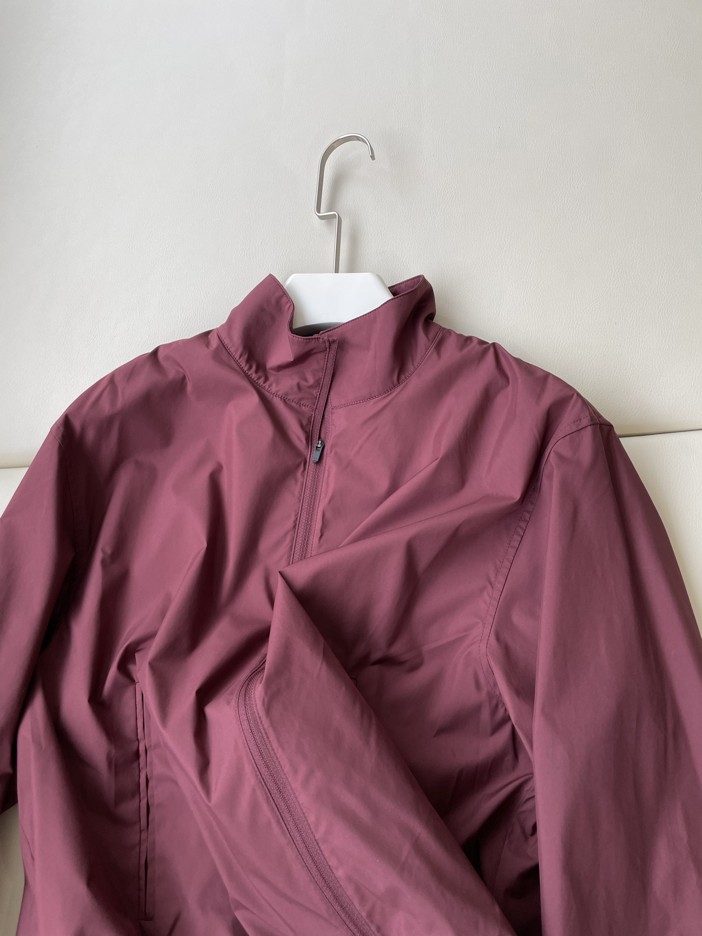Burgundy Red Coats for Outdoor Sports: Lightweight, Stylish, and Versatile Kit - 图片 2