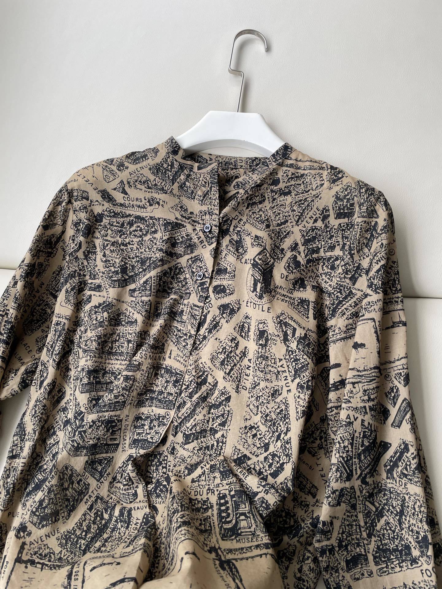 “Paris Map Print Shirt: Creative Design Inspired by Romance and History” - 图片 2