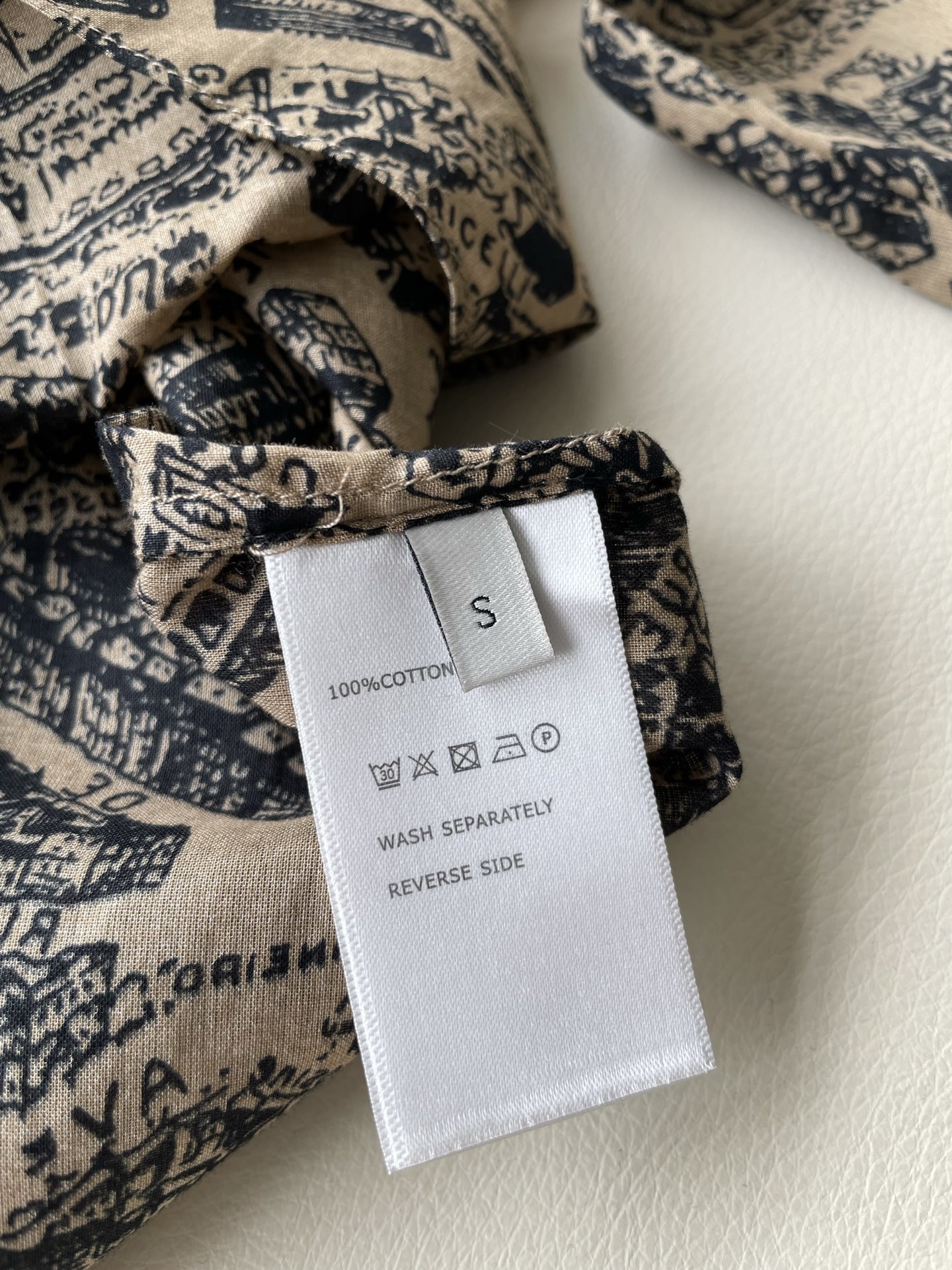 “Paris Map Print Shirt: Creative Design Inspired by Romance and History” - 图片 7