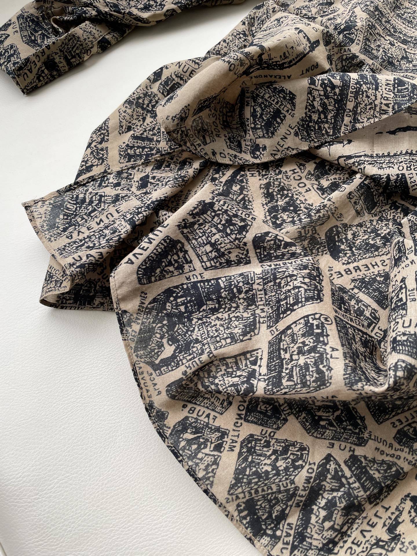 “Paris Map Print Shirt: Creative Design Inspired by Romance and History” - 图片 6