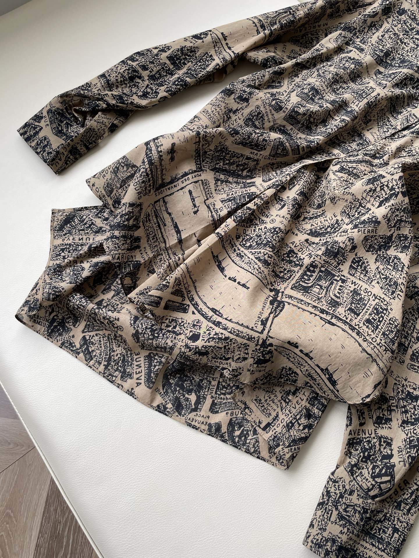 “Paris Map Print Shirt: Creative Design Inspired by Romance and History” - 图片 4