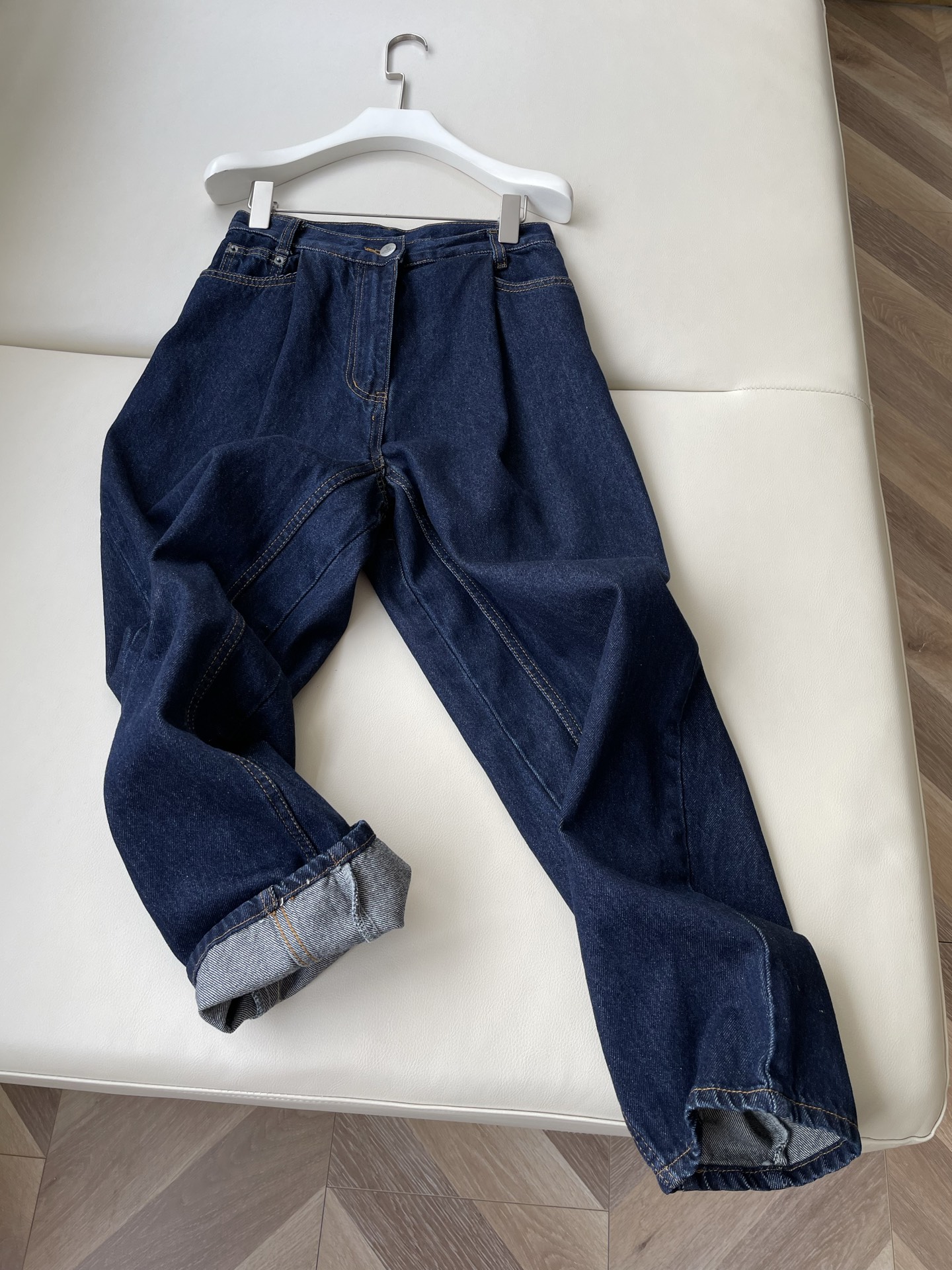 Trendy One-Size-Fits-All Dress for Women, Saturn Jeans, and Stylish Queen West Collection - 图片 1