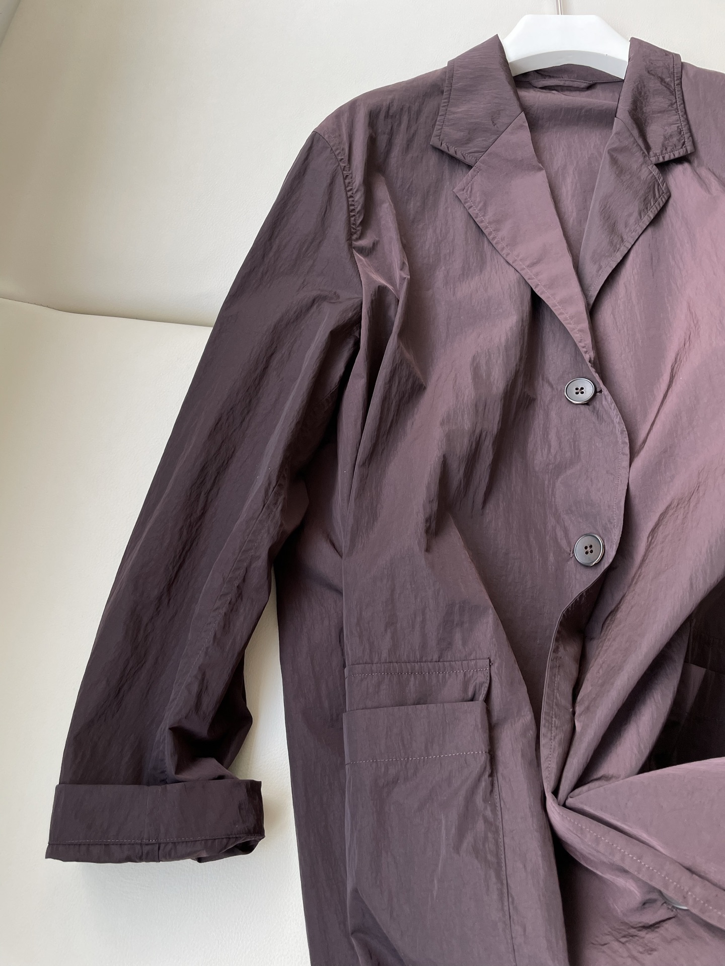 Regenerative Nylon Suit: Lightweight, Sustainable, and Stylish for Miu’s Rover Jacket - 图片 3