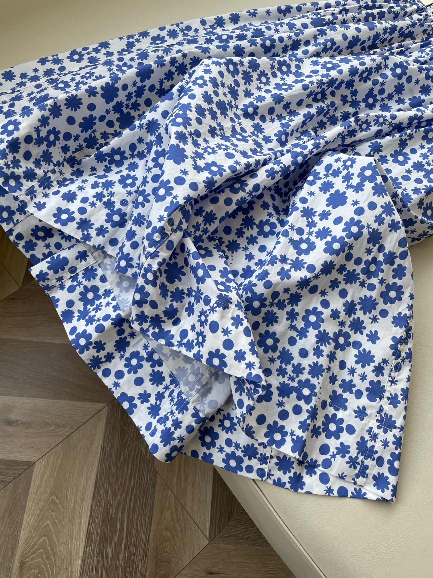 “Marni Daisy Dress: Perfect Single-Ass Girl Suit for Seasonal Bouquets” - 图片 4