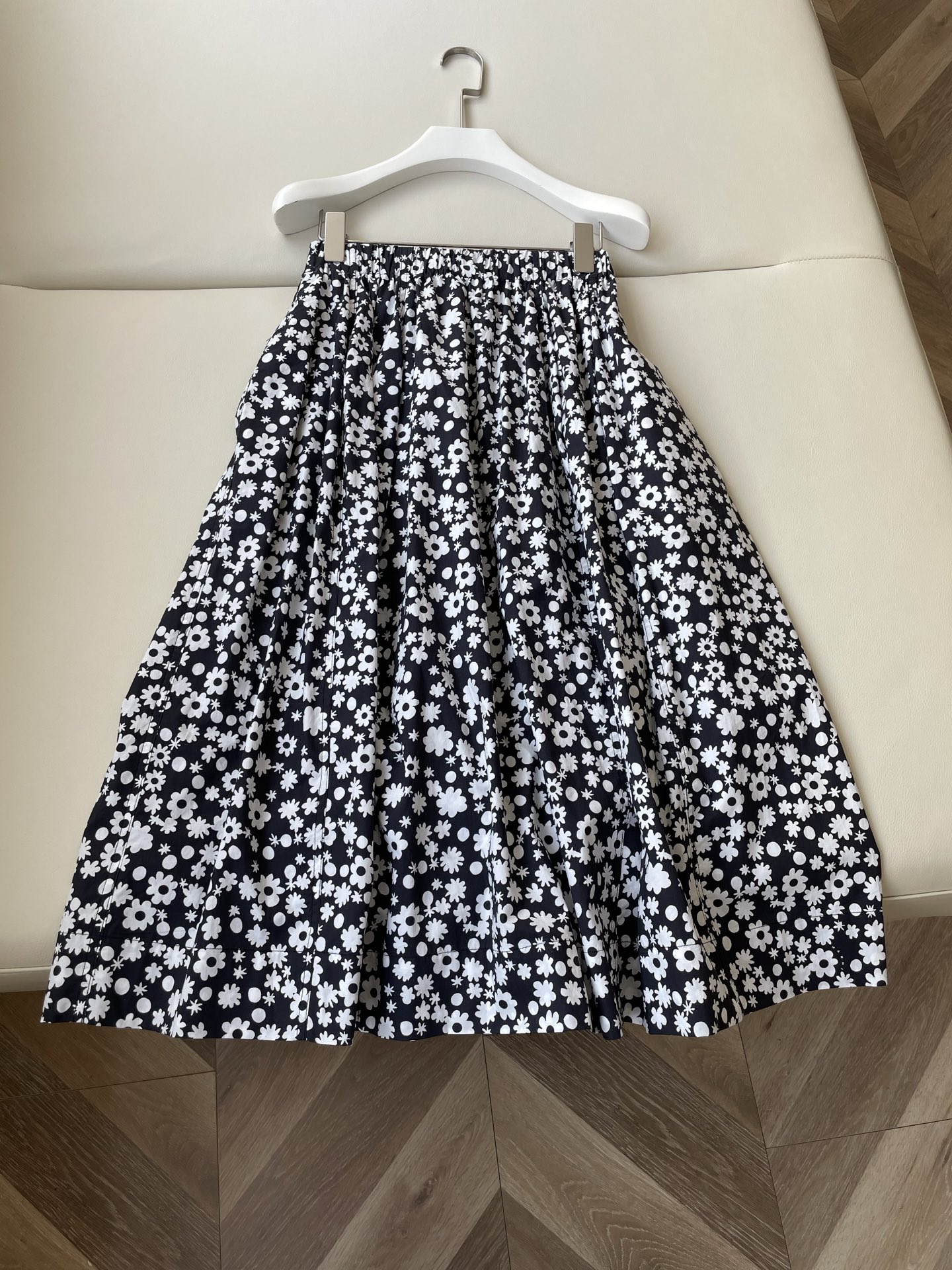 Marni Daisy Dress: Perfect Single-Ass Girl Suit with Bouquets of the Season - 图片 1