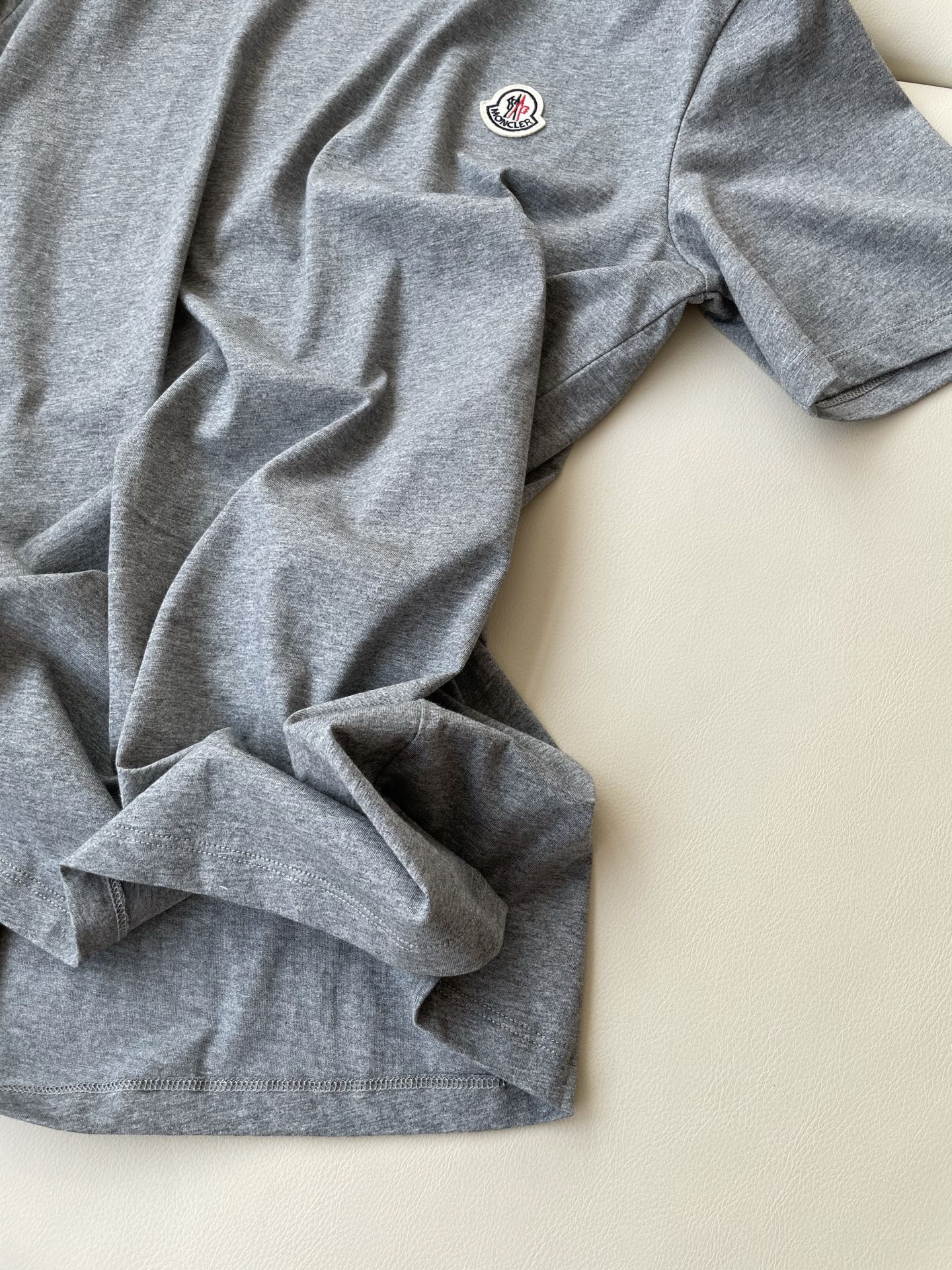 Moncler Embroidered T-Shirt: Classic, Versatile, High Quality Female Suit in Various Colors - 图片 5