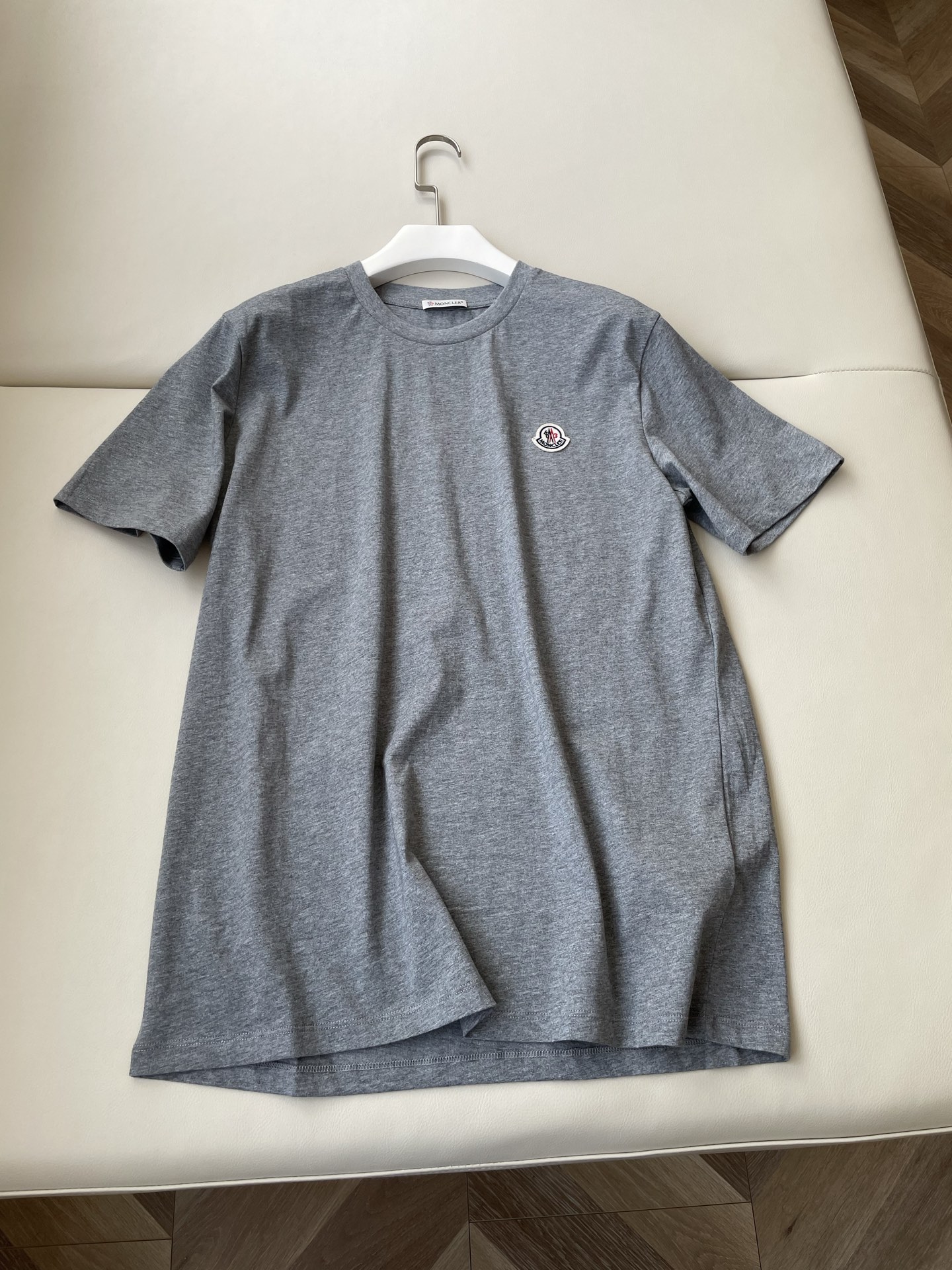 Moncler Embroidered T-Shirt: Classic, Versatile, High Quality Female Suit in Various Colors - 图片 1