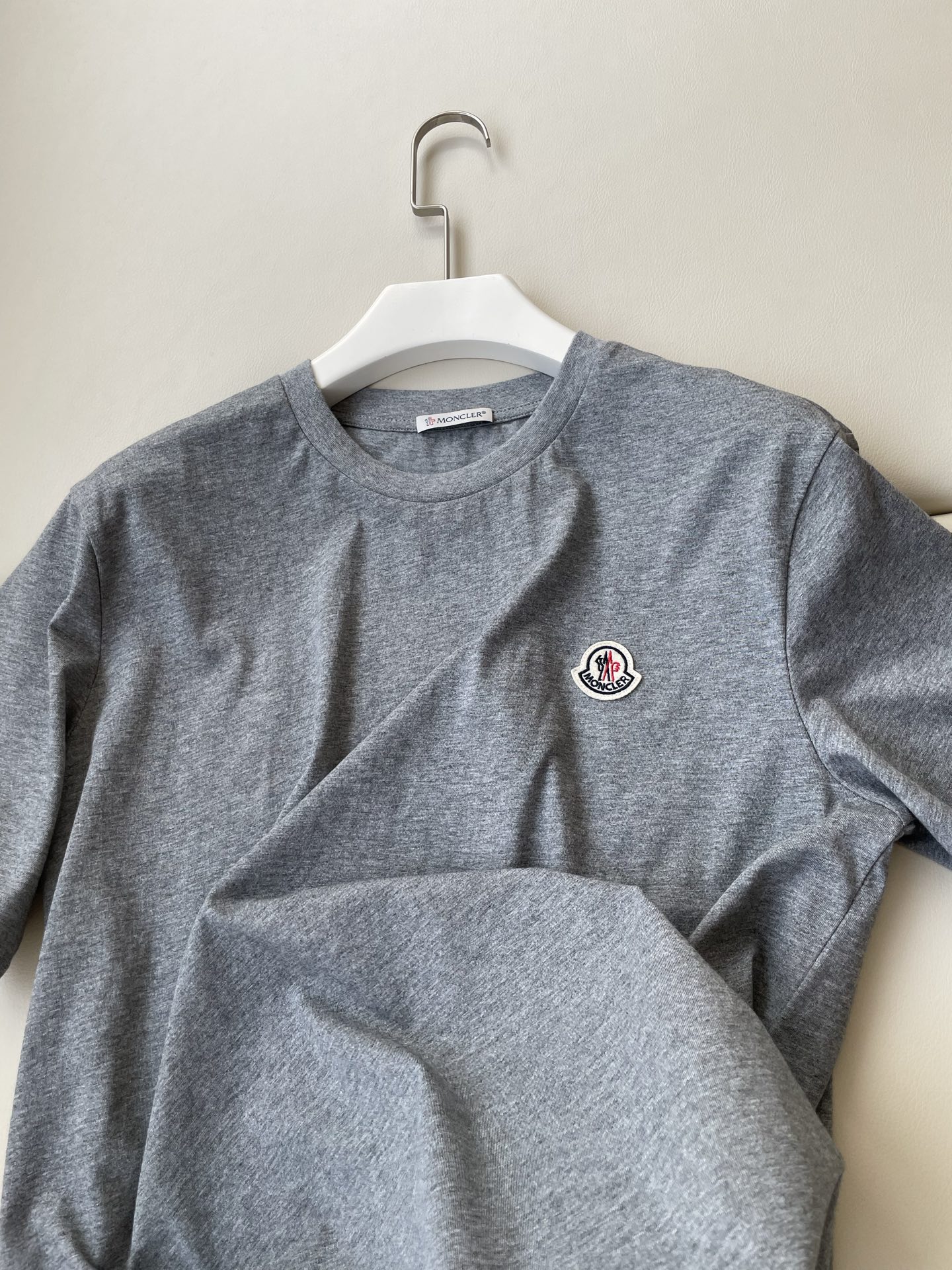 Moncler Embroidered T-Shirt: Classic, Versatile, High Quality Female Suit in Various Colors - 图片 2