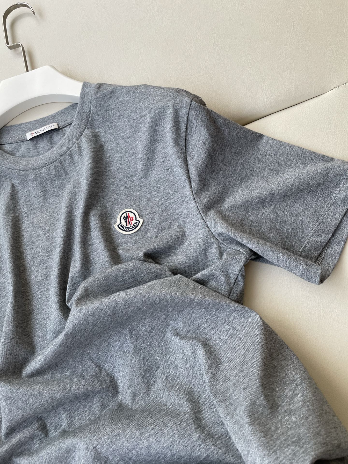 Moncler Embroidered T-Shirt: Classic, Versatile, High Quality Female Suit in Various Colors - 图片 4