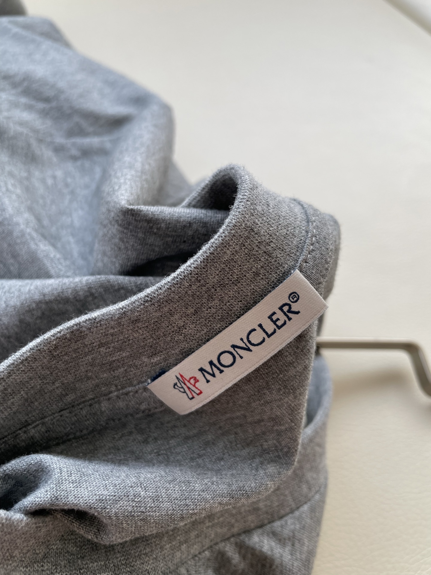 Moncler Embroidered T-Shirt: Classic, Versatile, High Quality Female Suit in Various Colors - 图片 7