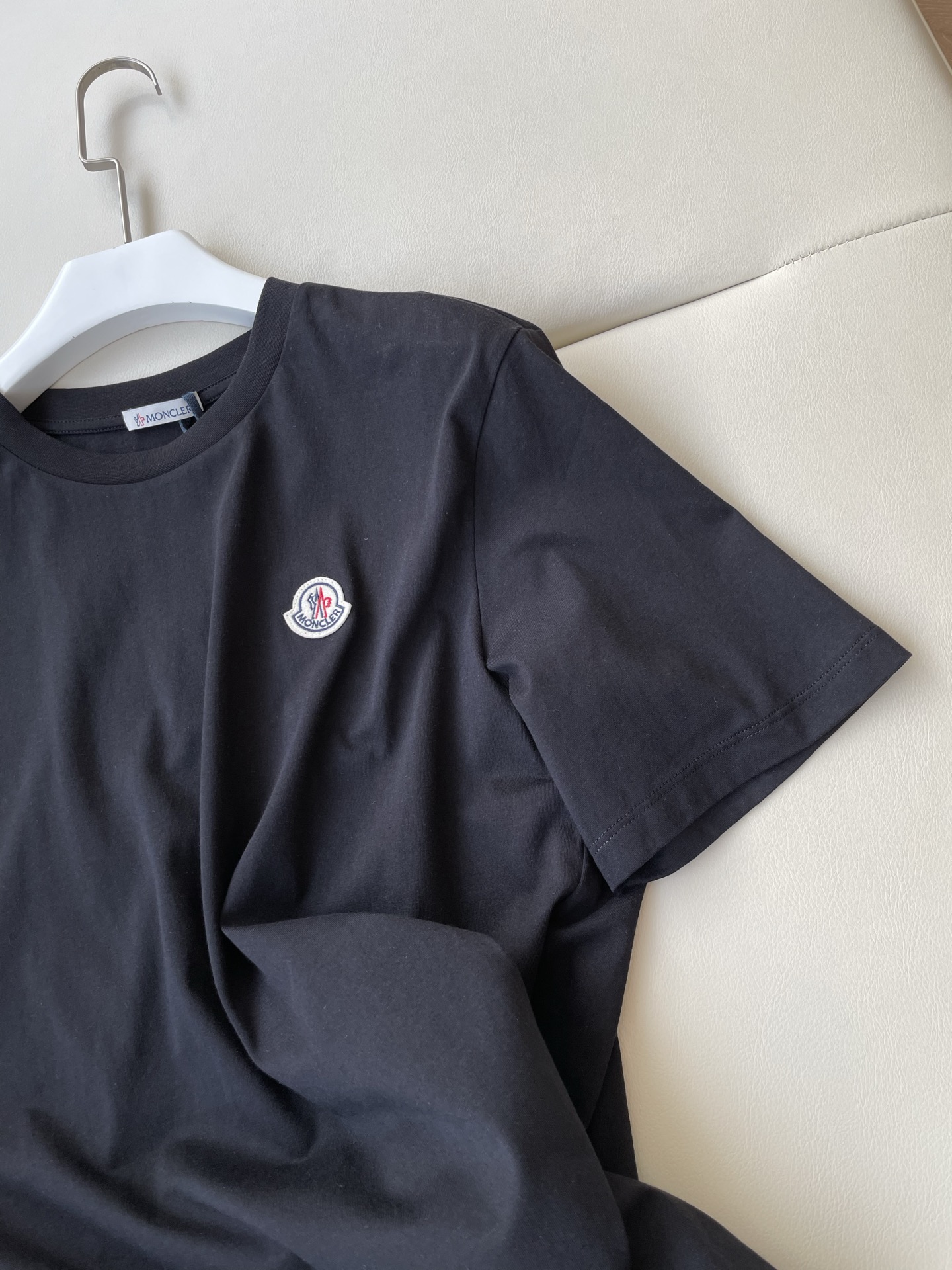Moncler’s Classic Embroidered T-Shirt in One-Size-Fits-All Female Suit: Lightweight and Timeless - 图片 4