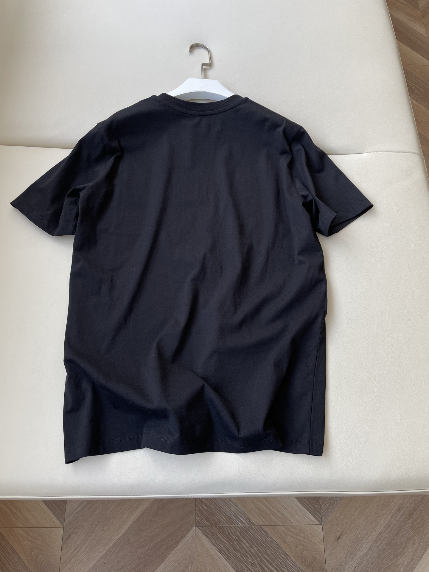 Moncler’s Classic Embroidered T-Shirt in One-Size-Fits-All Female Suit: Lightweight and Timeless - 图片 8