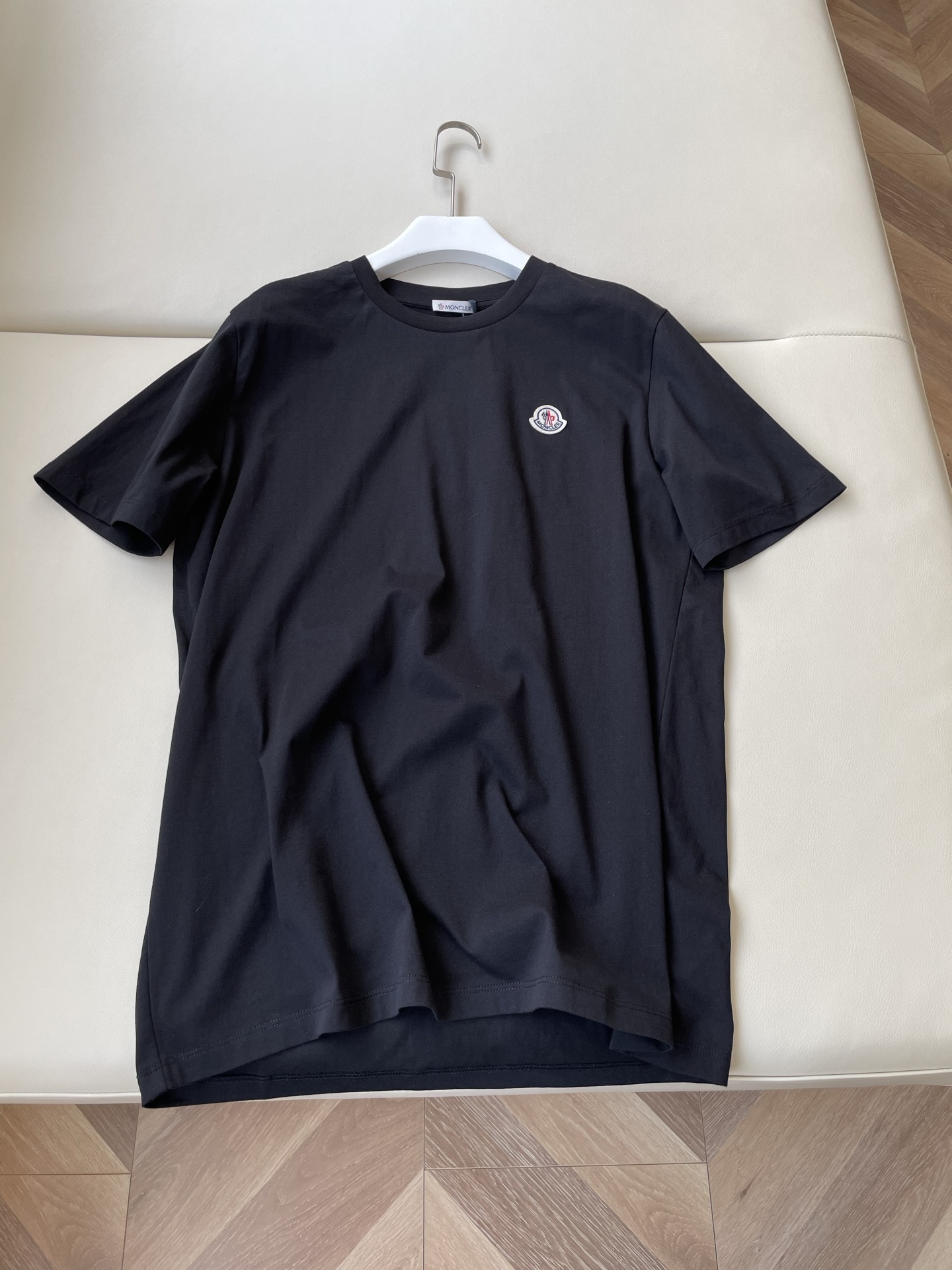 Moncler’s Classic Embroidered T-Shirt in One-Size-Fits-All Female Suit: Lightweight and Timeless - 图片 1