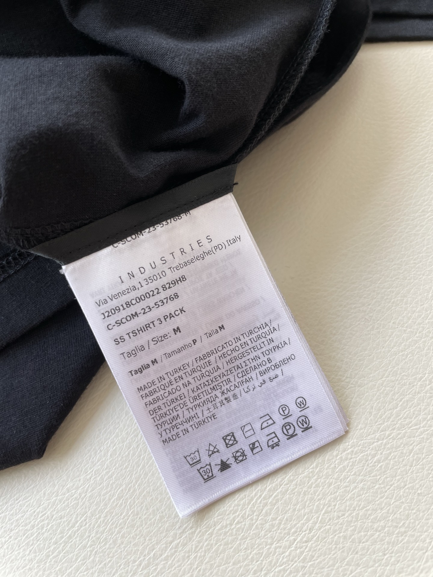 Moncler’s Classic Embroidered T-Shirt in One-Size-Fits-All Female Suit: Lightweight and Timeless - 图片 6