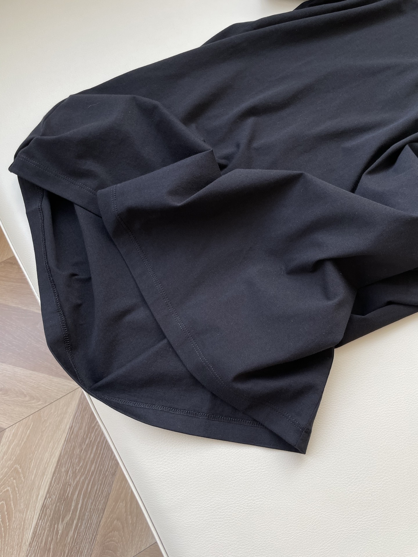Moncler’s Classic Embroidered T-Shirt in One-Size-Fits-All Female Suit: Lightweight and Timeless - 图片 3