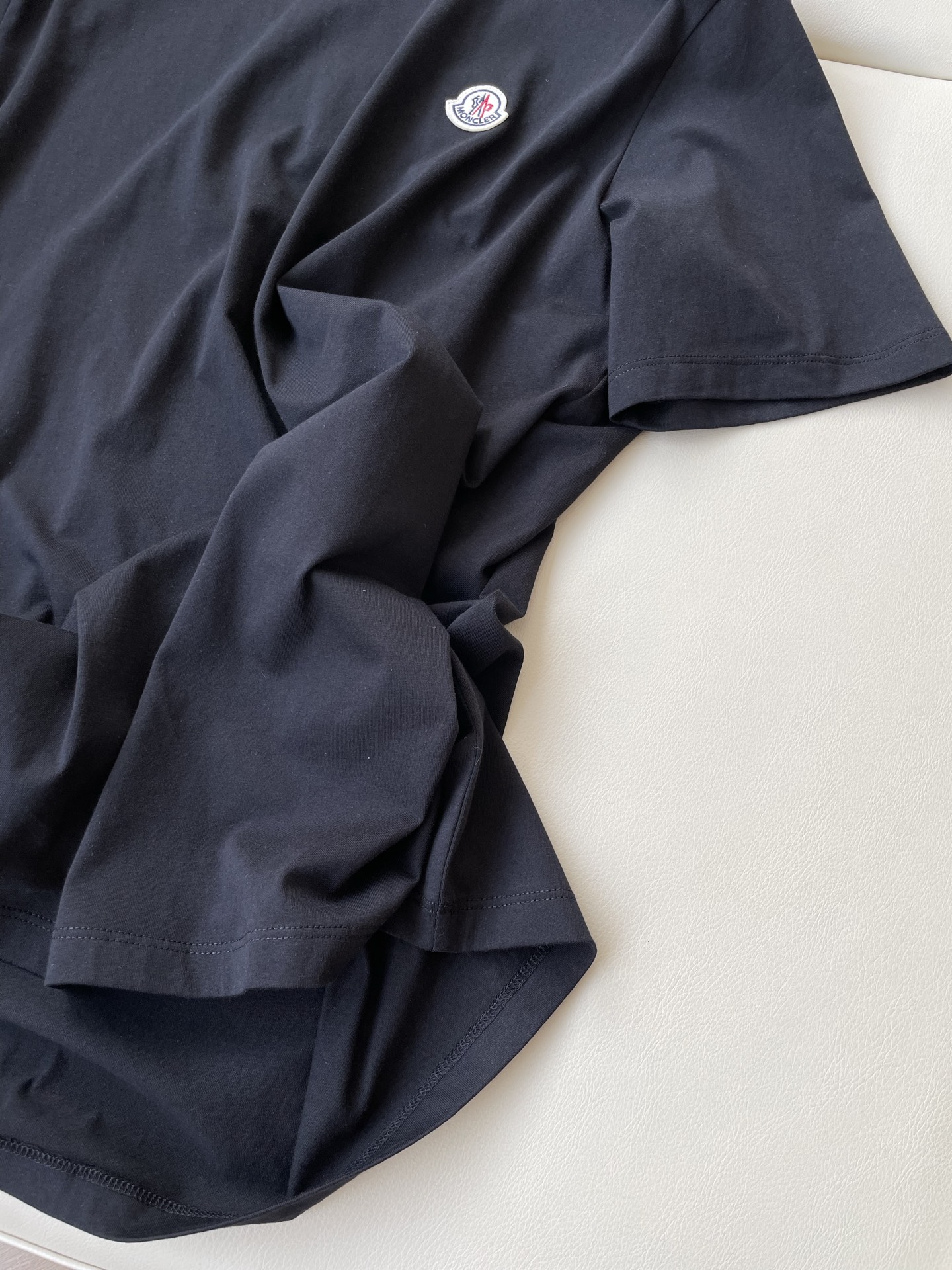 Moncler’s Classic Embroidered T-Shirt in One-Size-Fits-All Female Suit: Lightweight and Timeless - 图片 5