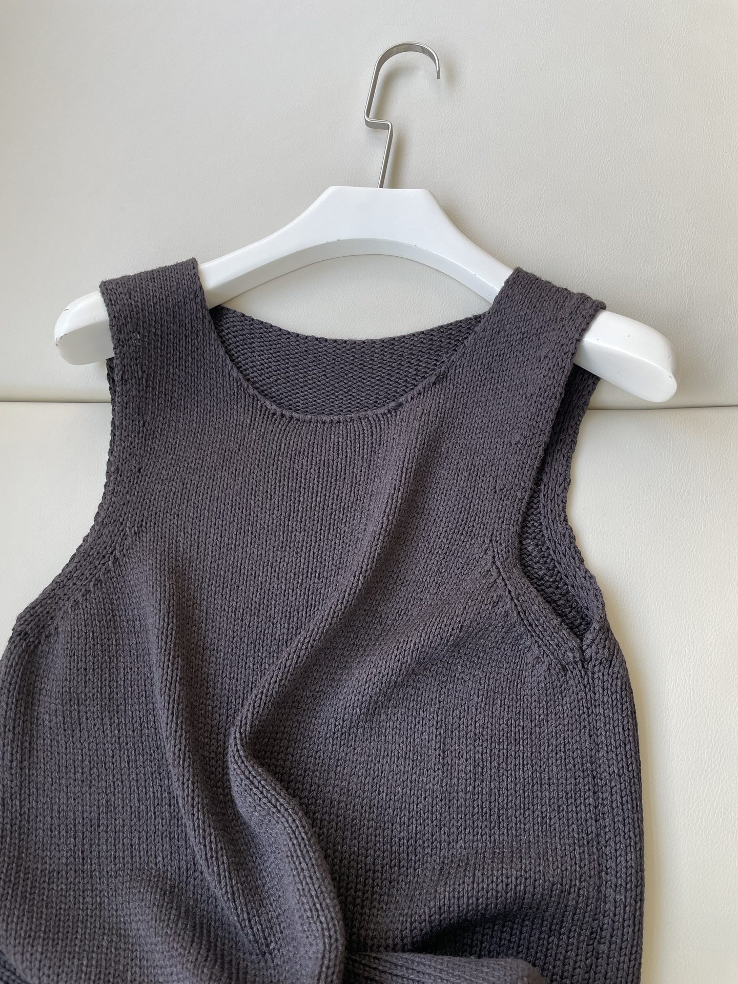 “Silk Needle Vest: Luxurious One-Size-Fits-All Female Suit for Spring” - 图片 2