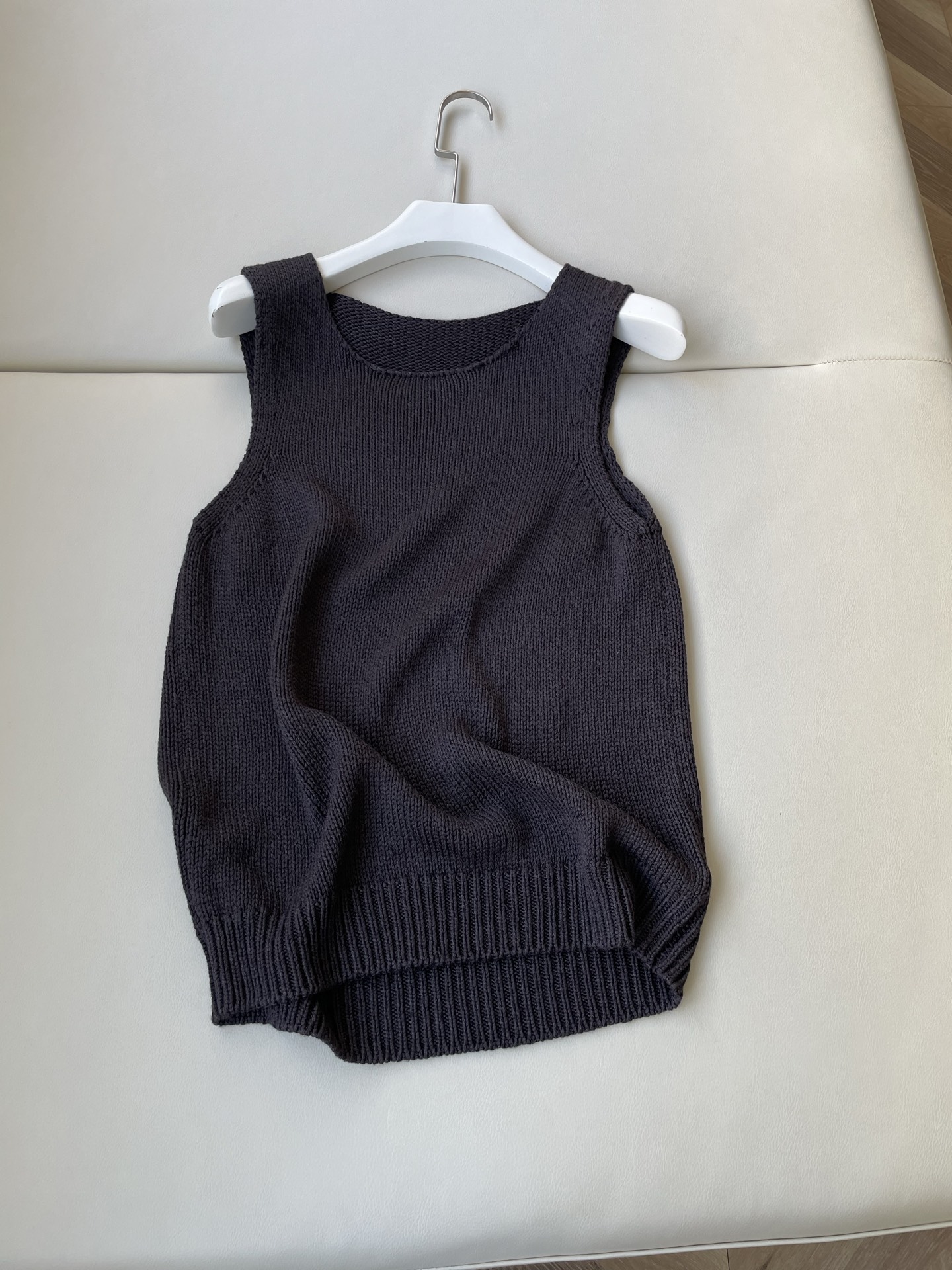 “Silk Needle Vest: Luxurious One-Size-Fits-All Female Suit for Spring”