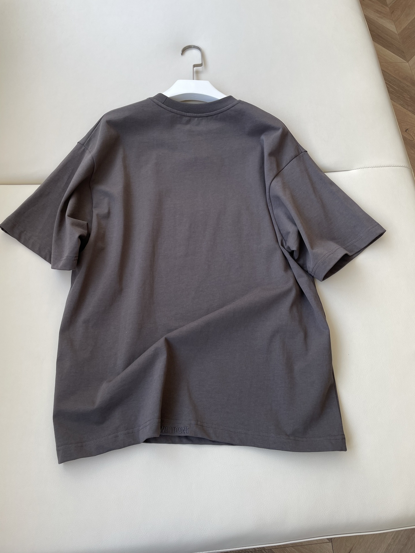 “Stylish Single-Size Female Suit with WellDone Short Sleeve T-Shirts in White Ash” - 图片 7