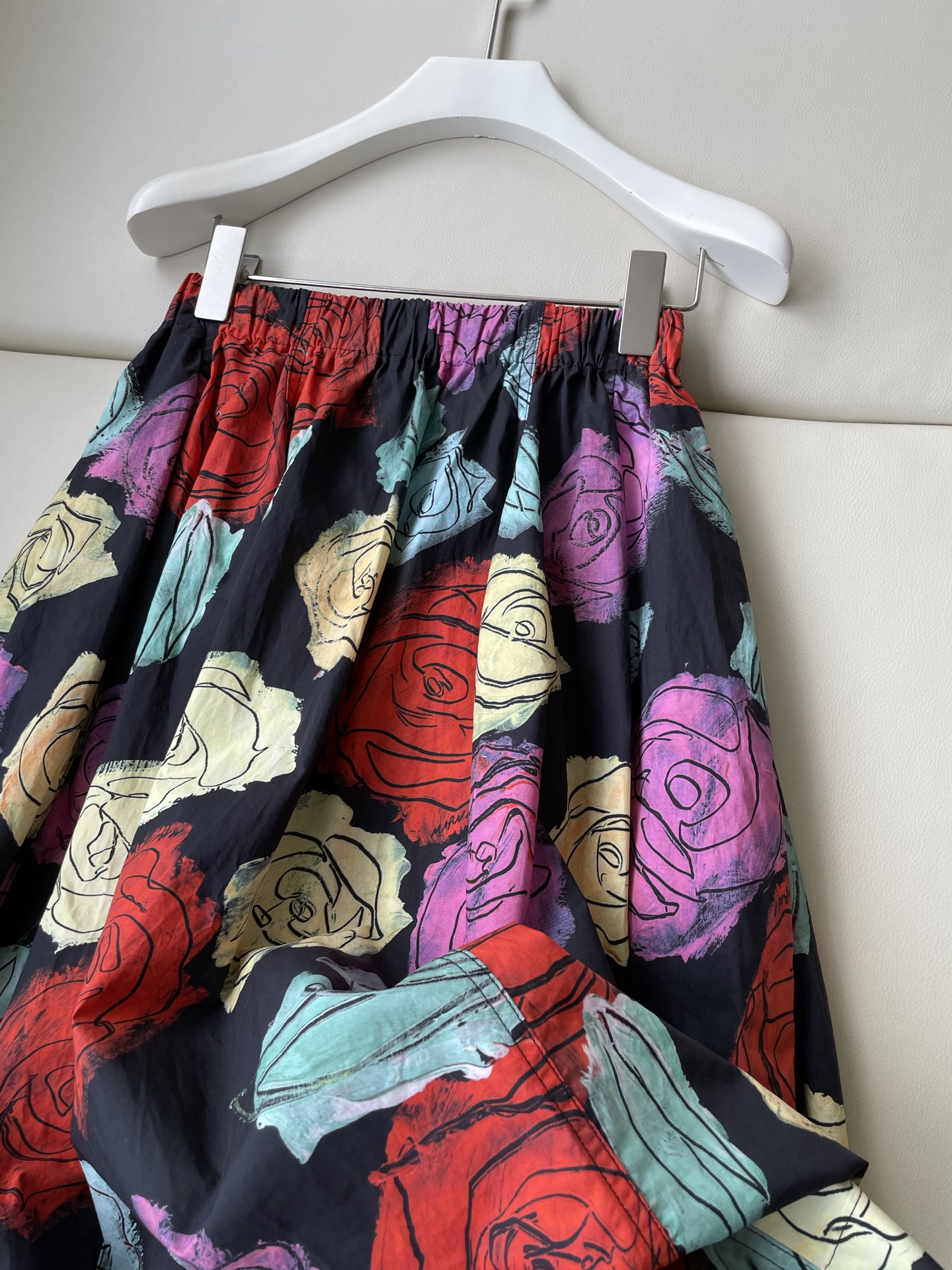 “Unique Marni Rose-Printed Suit with Artistic Sense and Bold Colors” - 图片 2