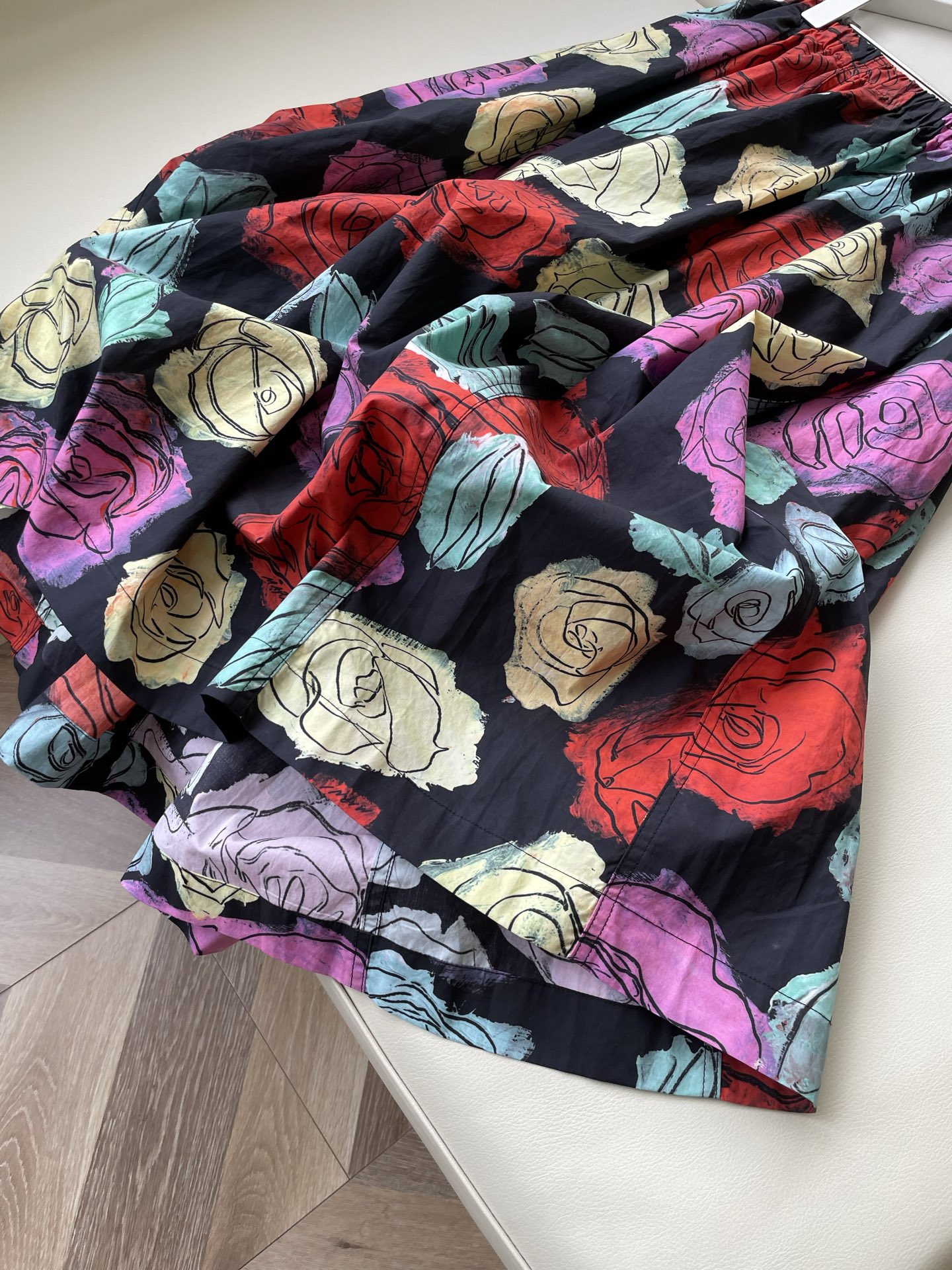 “Unique Marni Rose-Printed Suit with Artistic Sense and Bold Colors” - 图片 4