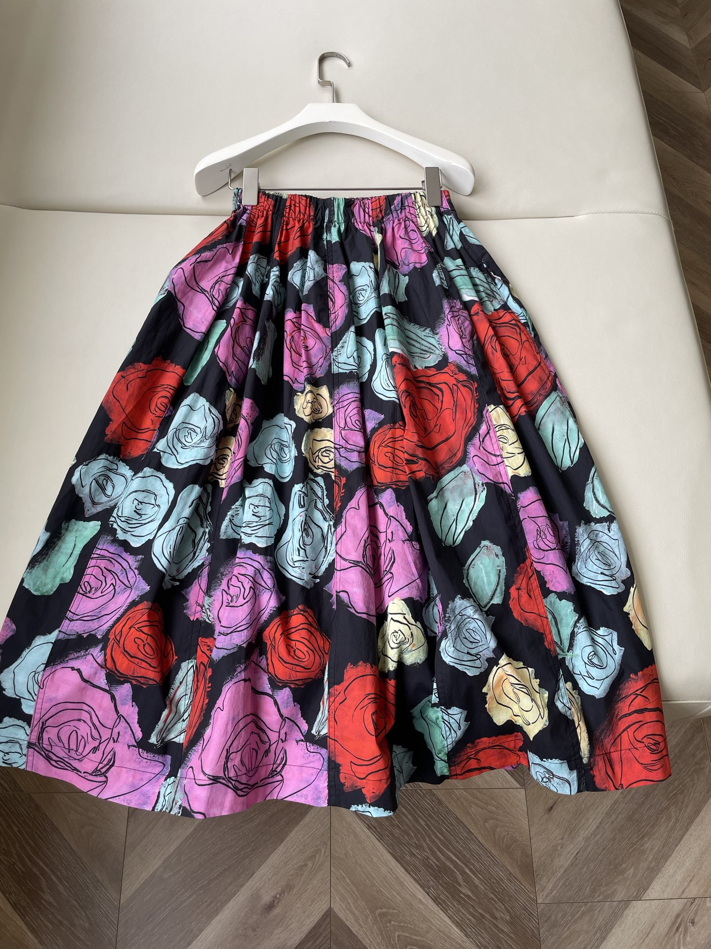 “Unique Marni Rose-Printed Suit with Artistic Sense and Bold Colors” - 图片 8