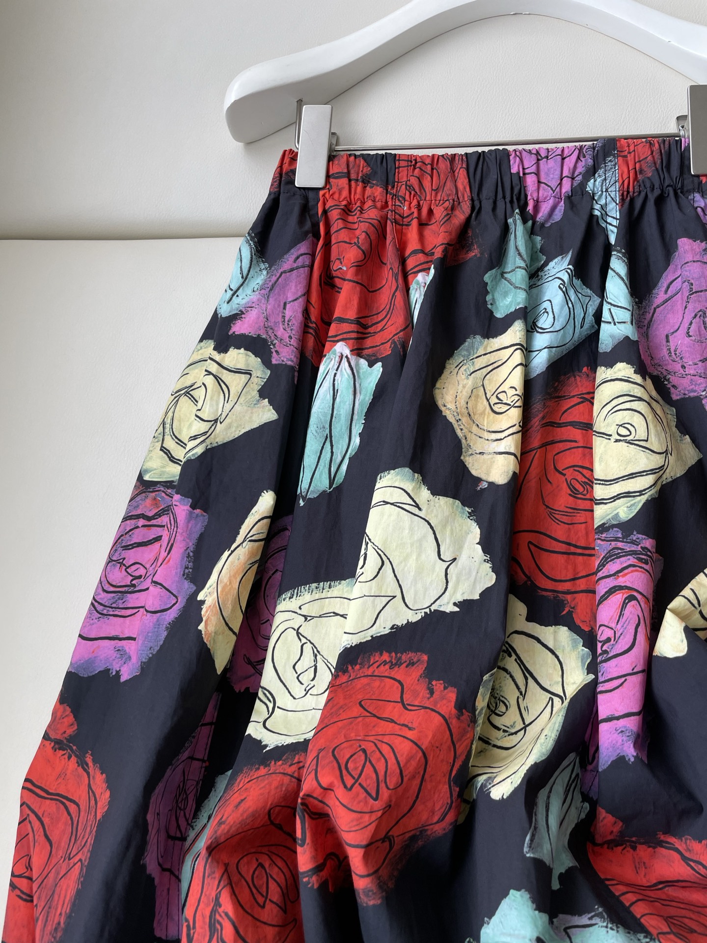 “Unique Marni Rose-Printed Suit with Artistic Sense and Bold Colors” - 图片 3