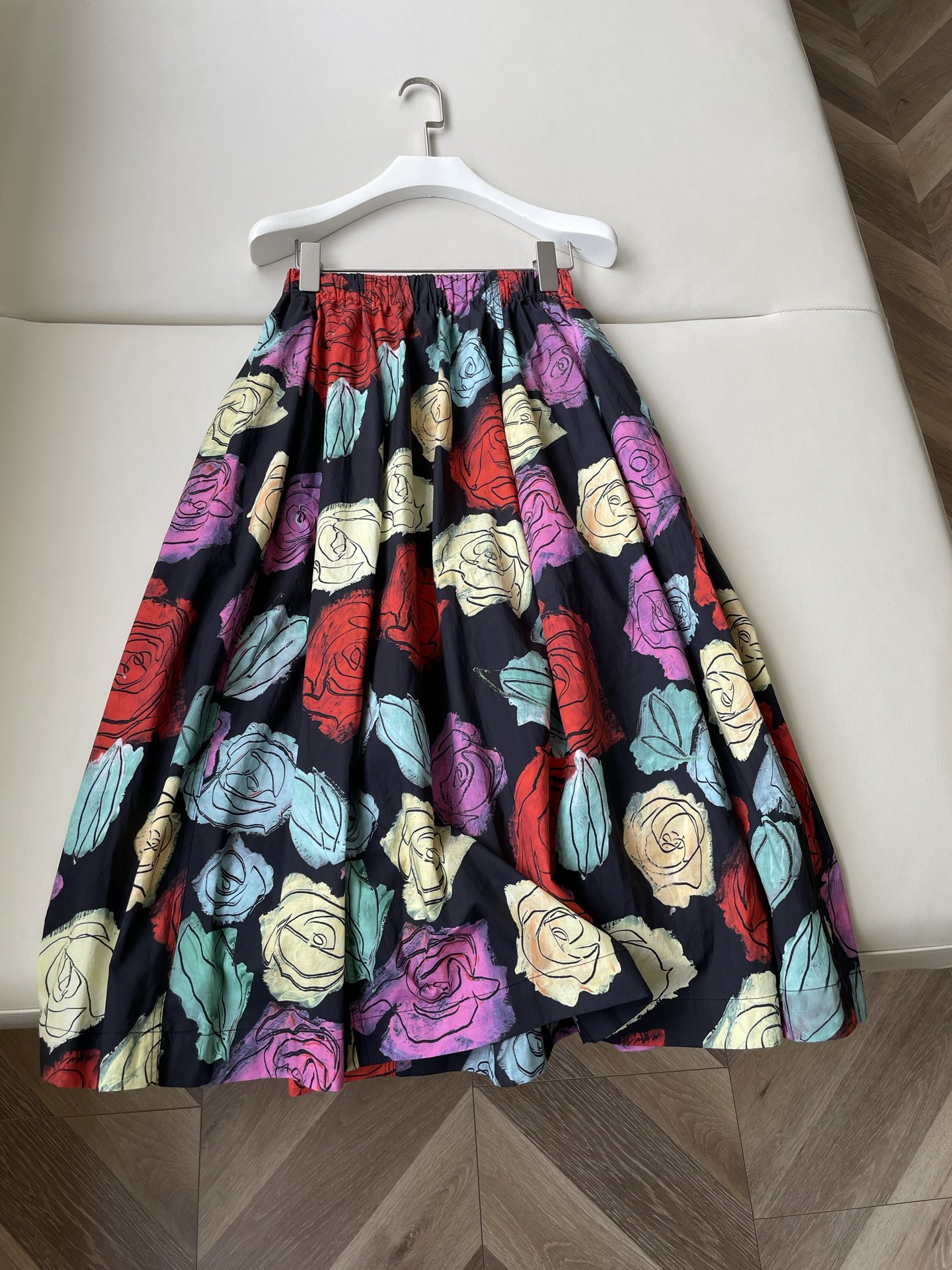 “Unique Marni Rose-Printed Suit with Artistic Sense and Bold Colors”