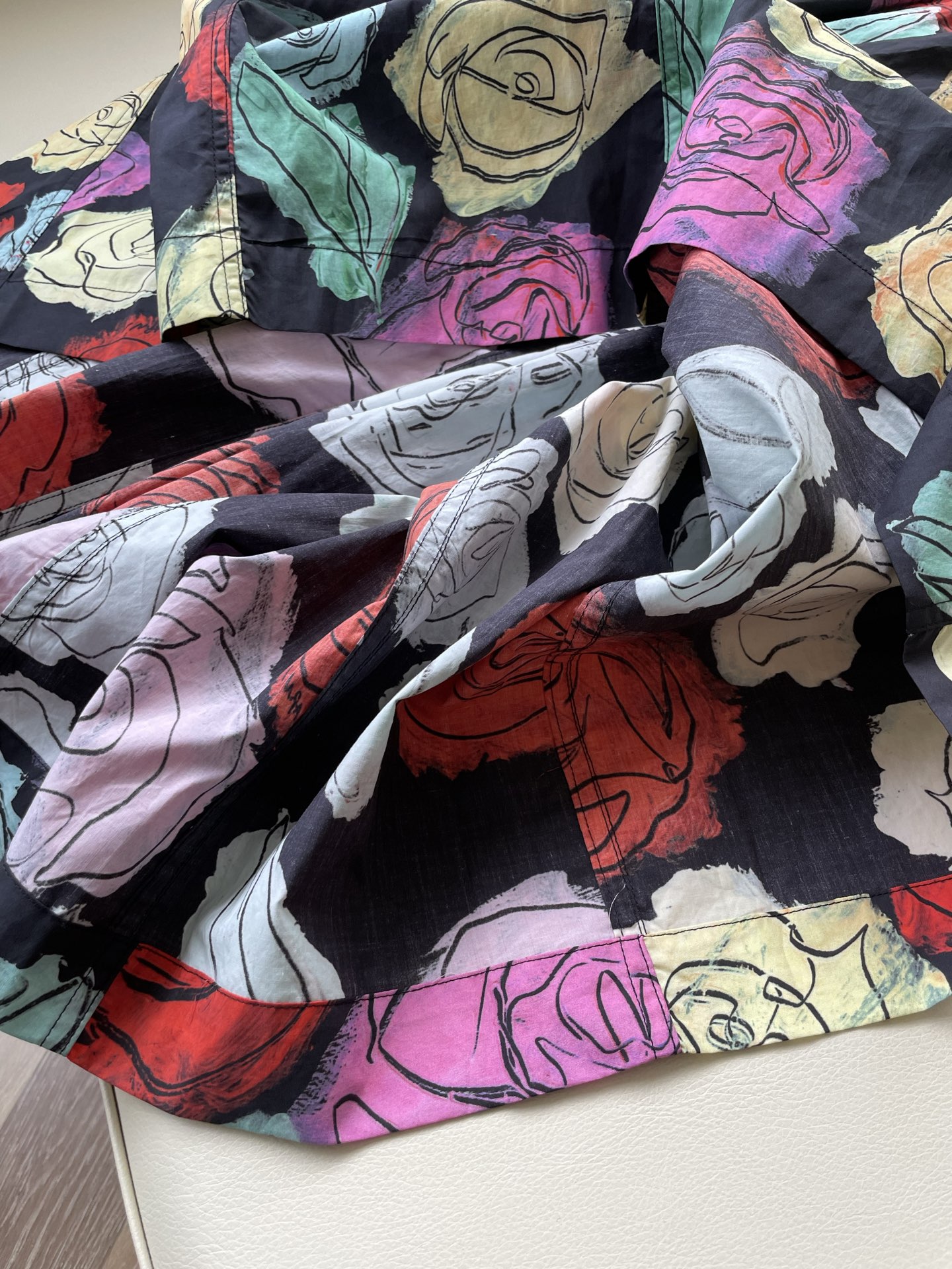 “Unique Marni Rose-Printed Suit with Artistic Sense and Bold Colors” - 图片 6