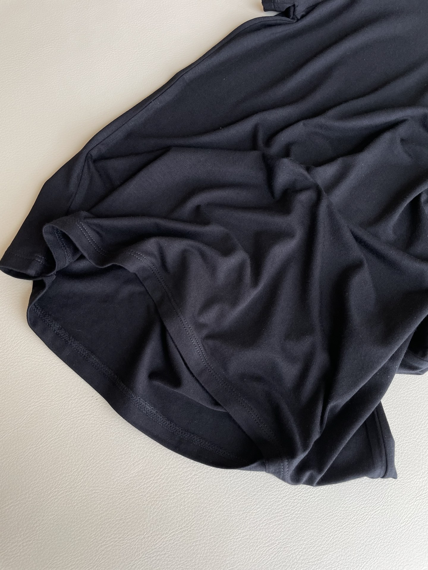 Lightweight and Soft Single Female Suit for Daily and Sport Activities - 图片 4