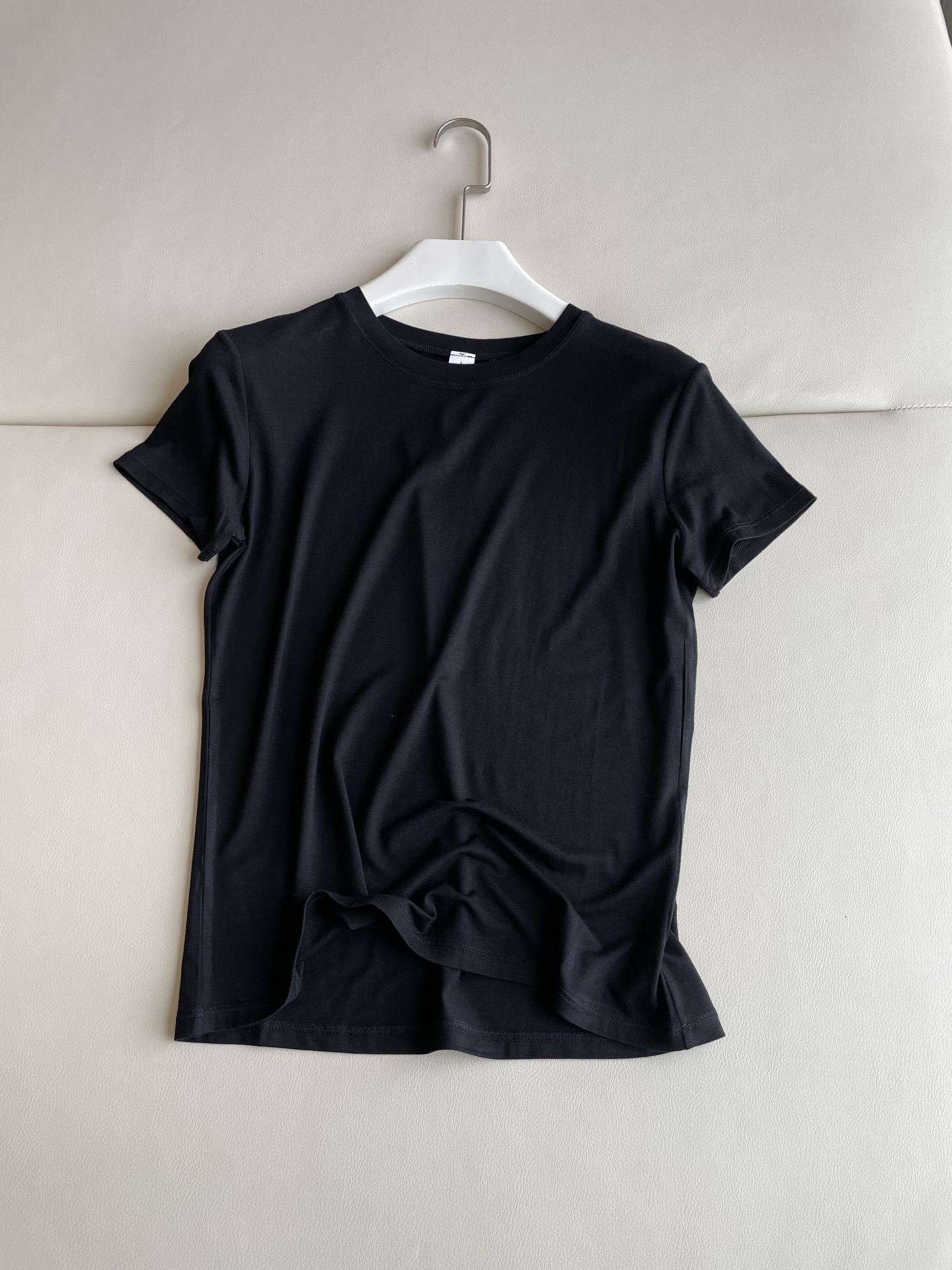 Lightweight and Soft Single Female Suit for Daily and Sport Activities - 图片 1