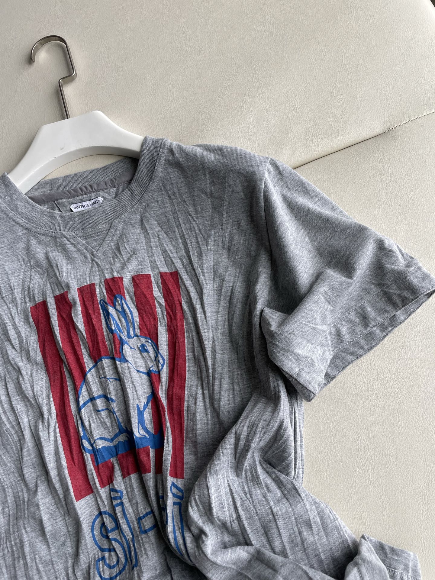 Sophisticated BV25 Girl Stamped T-Shirt with Unique Embroidery Details in Gray Background - 图片 5