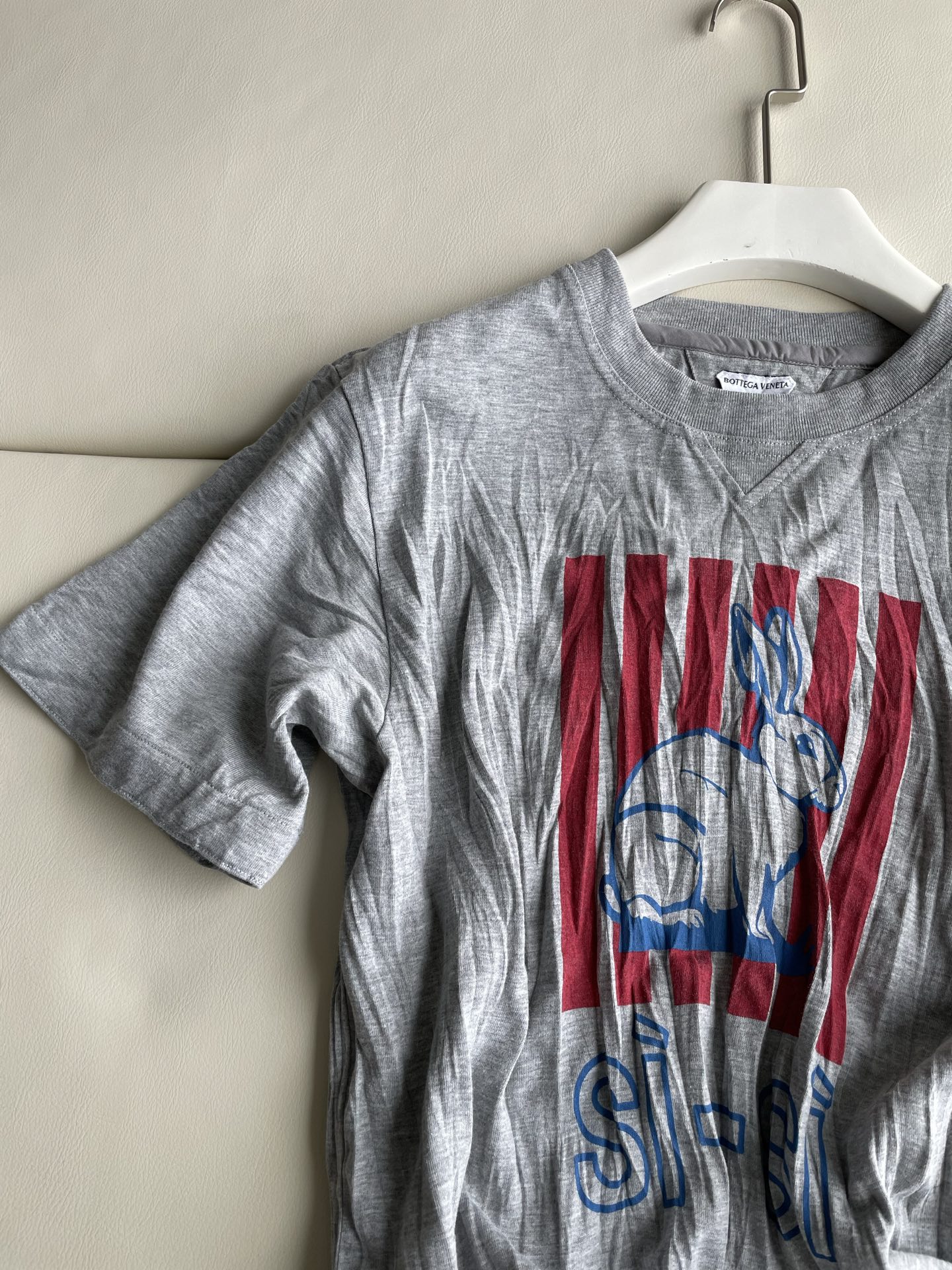 Sophisticated BV25 Girl Stamped T-Shirt with Unique Embroidery Details in Gray Background - 图片 3