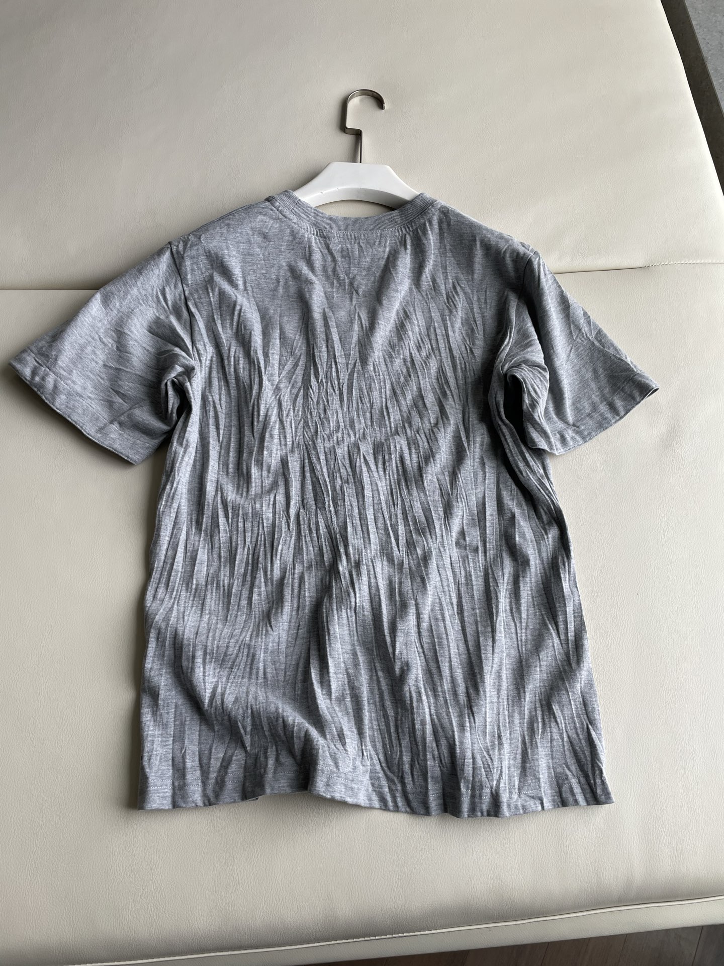 Sophisticated BV25 Girl Stamped T-Shirt with Unique Embroidery Details in Gray Background - 图片 8