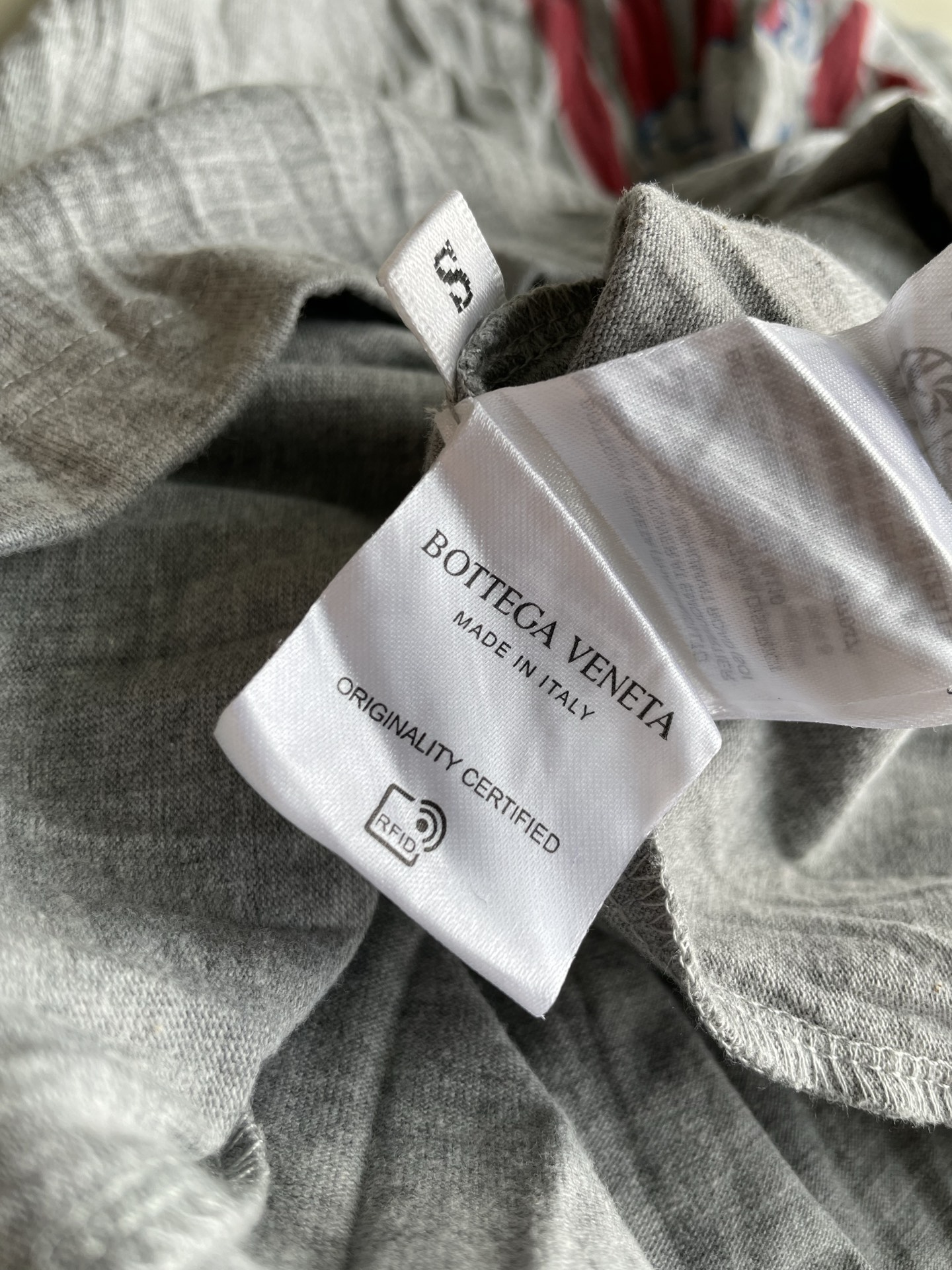 Sophisticated BV25 Girl Stamped T-Shirt with Unique Embroidery Details in Gray Background - 图片 7