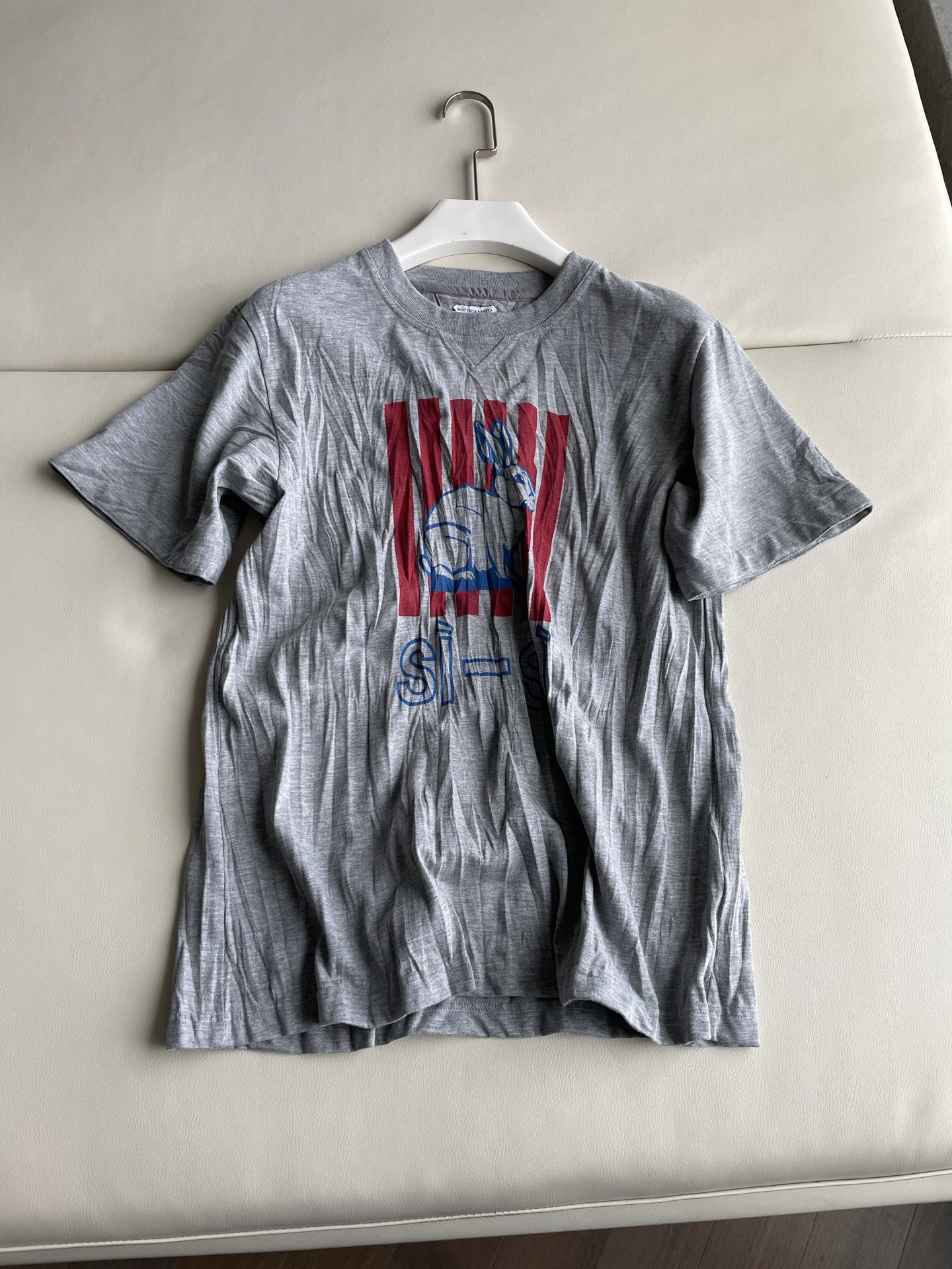 Sophisticated BV25 Girl Stamped T-Shirt with Unique Embroidery Details in Gray Background - 图片 1