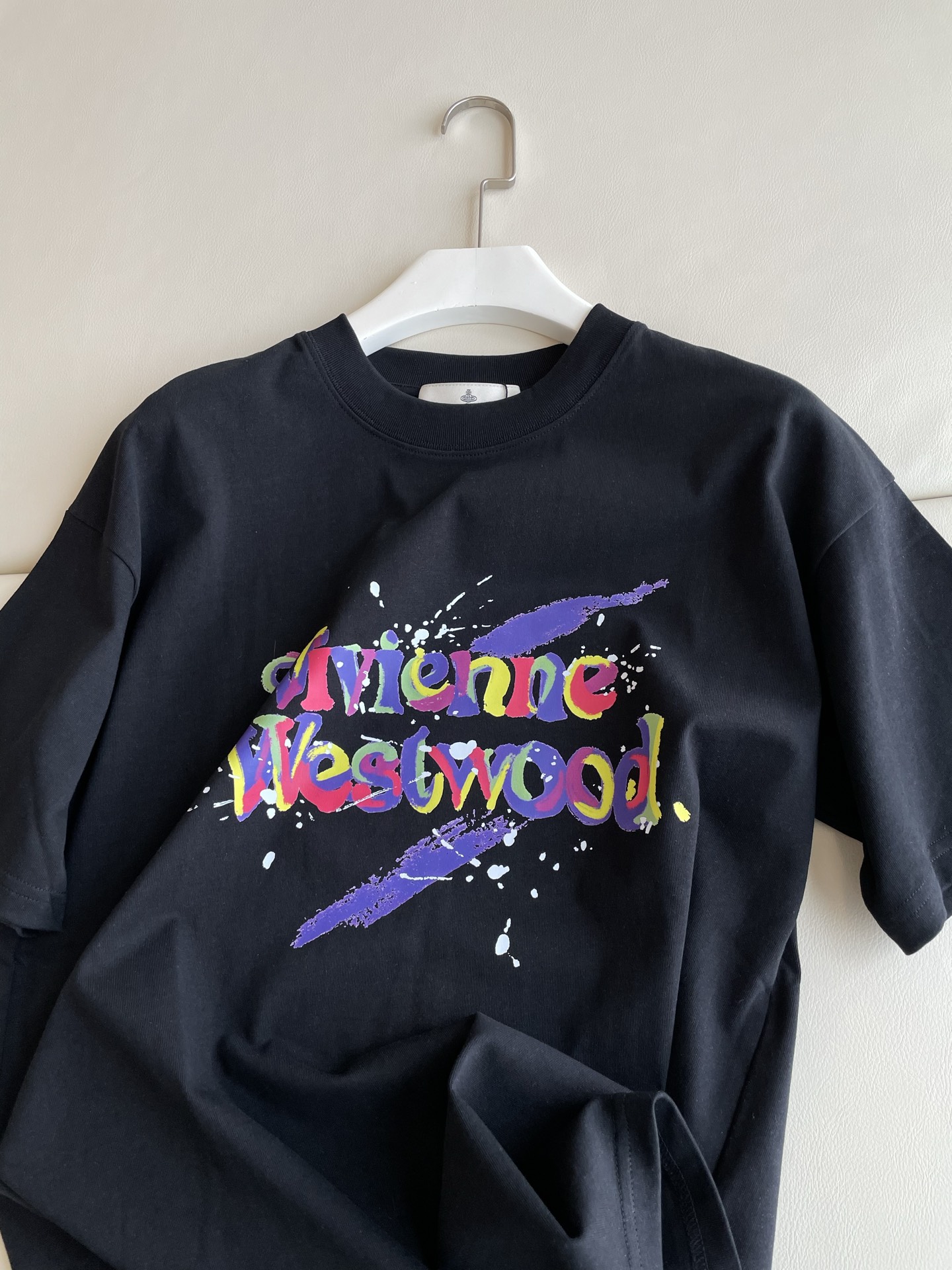 Fashion Review: Queen of the West Saturn T-Shirt with Graffiti Print, Single-Handed Female Suit - 图片 2