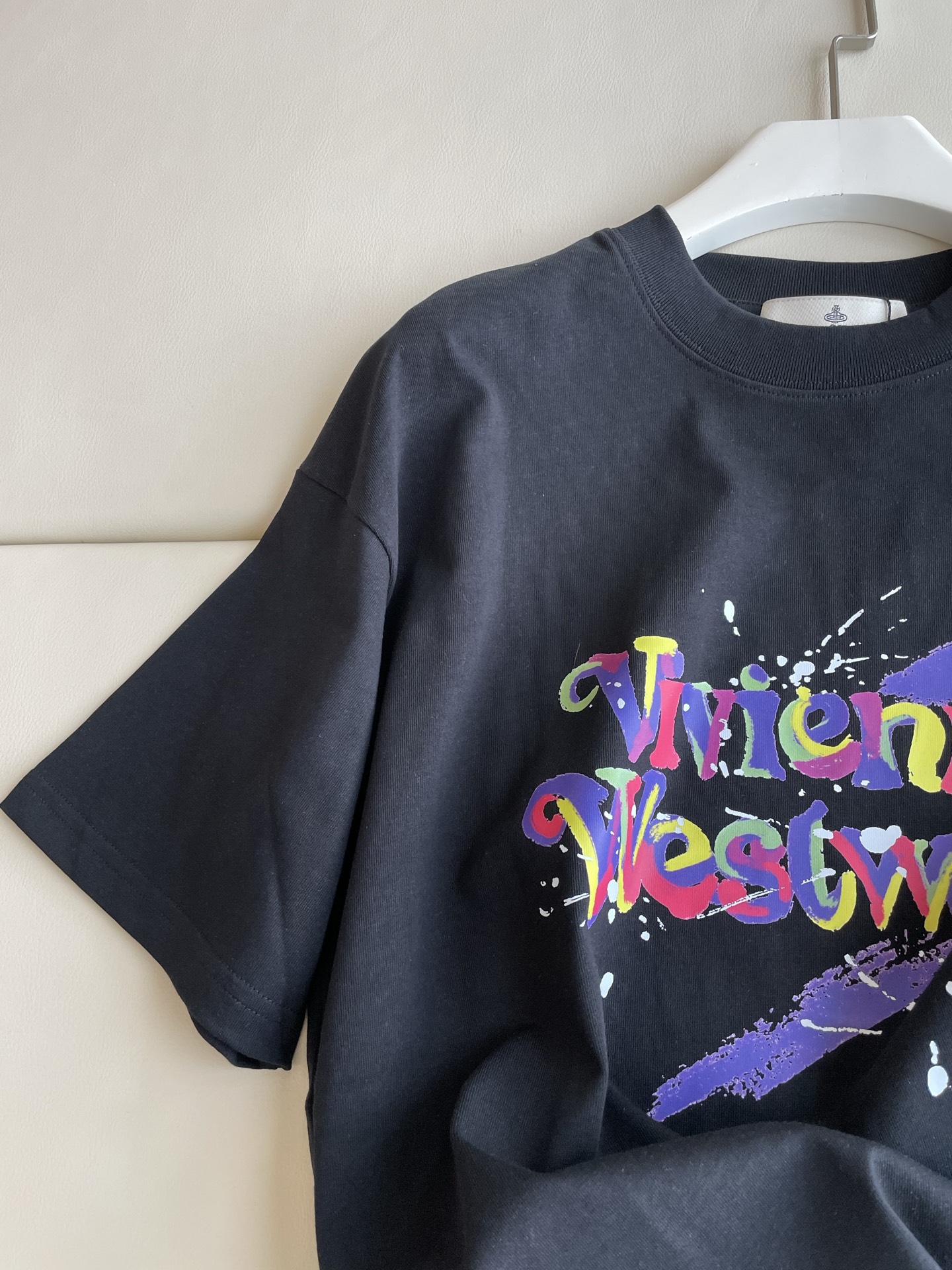 Fashion Review: Queen of the West Saturn T-Shirt with Graffiti Print, Single-Handed Female Suit - 图片 3
