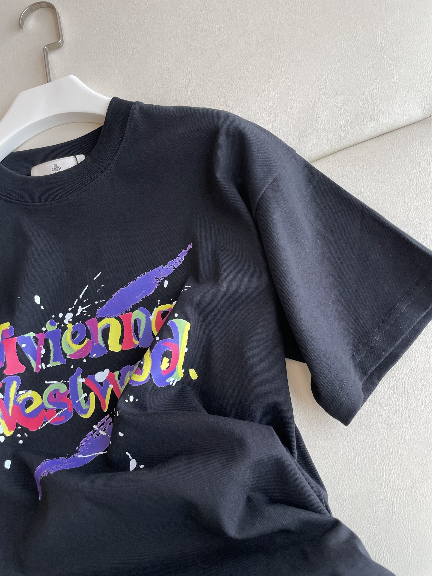 Fashion Review: Queen of the West Saturn T-Shirt with Graffiti Print, Single-Handed Female Suit - 图片 5