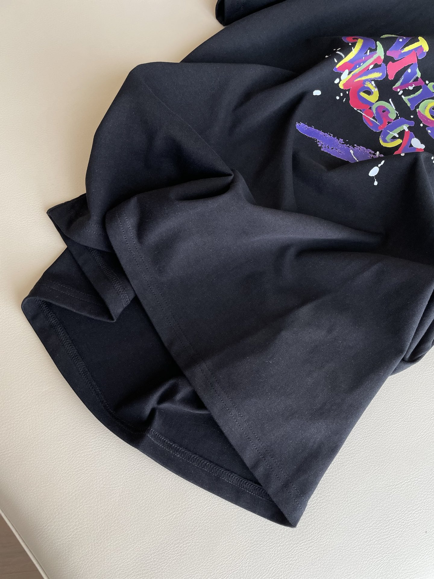 Fashion Review: Queen of the West Saturn T-Shirt with Graffiti Print, Single-Handed Female Suit - 图片 4