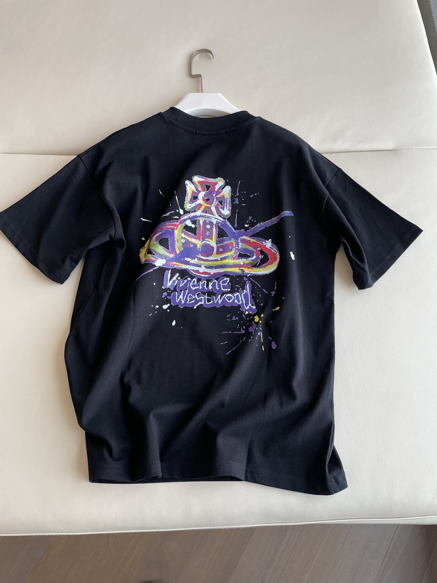 Fashion Review: Queen of the West Saturn T-Shirt with Graffiti Print, Single-Handed Female Suit - 图片 7