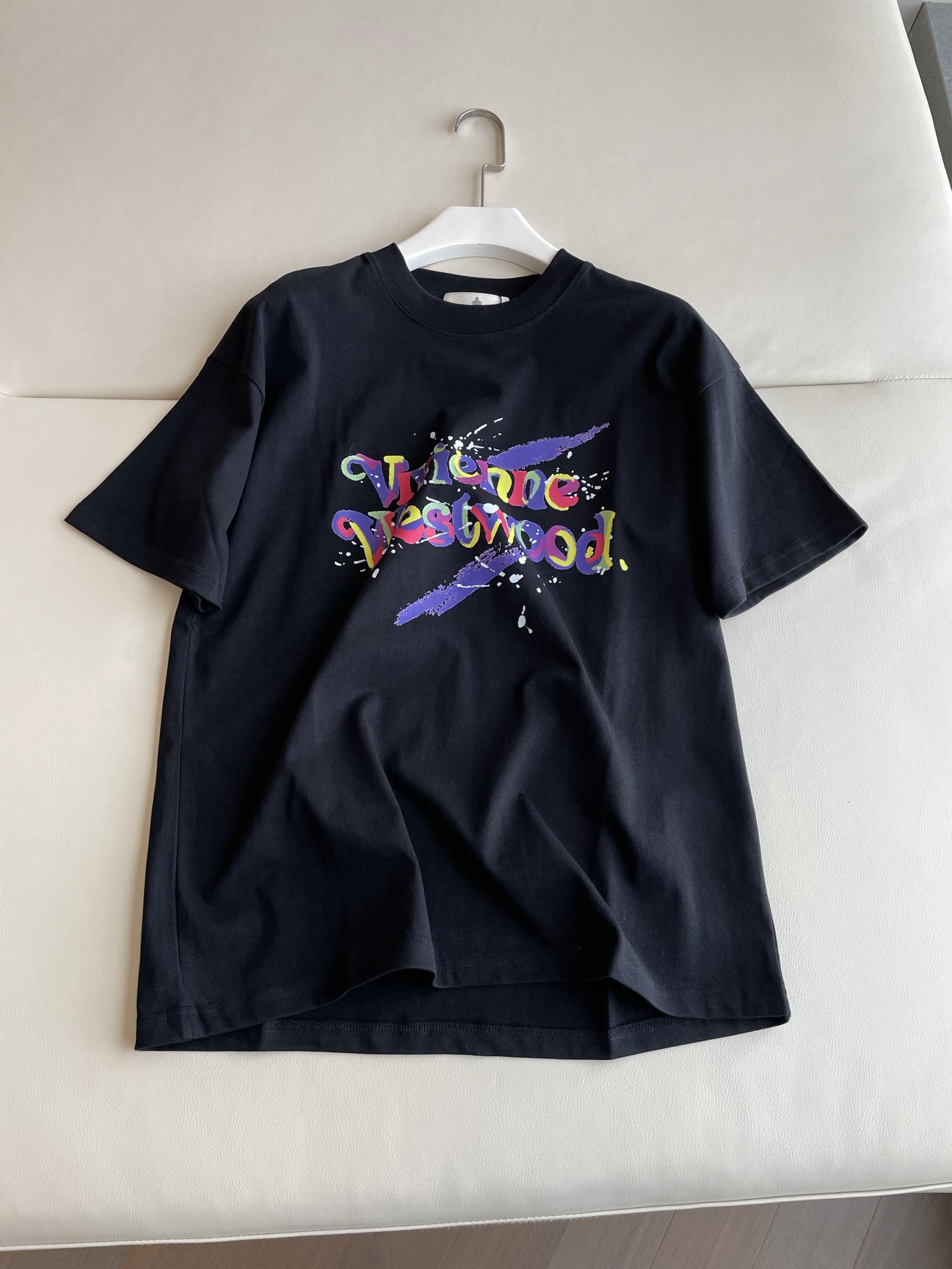 Fashion Review: Queen of the West Saturn T-Shirt with Graffiti Print, Single-Handed Female Suit - 图片 1