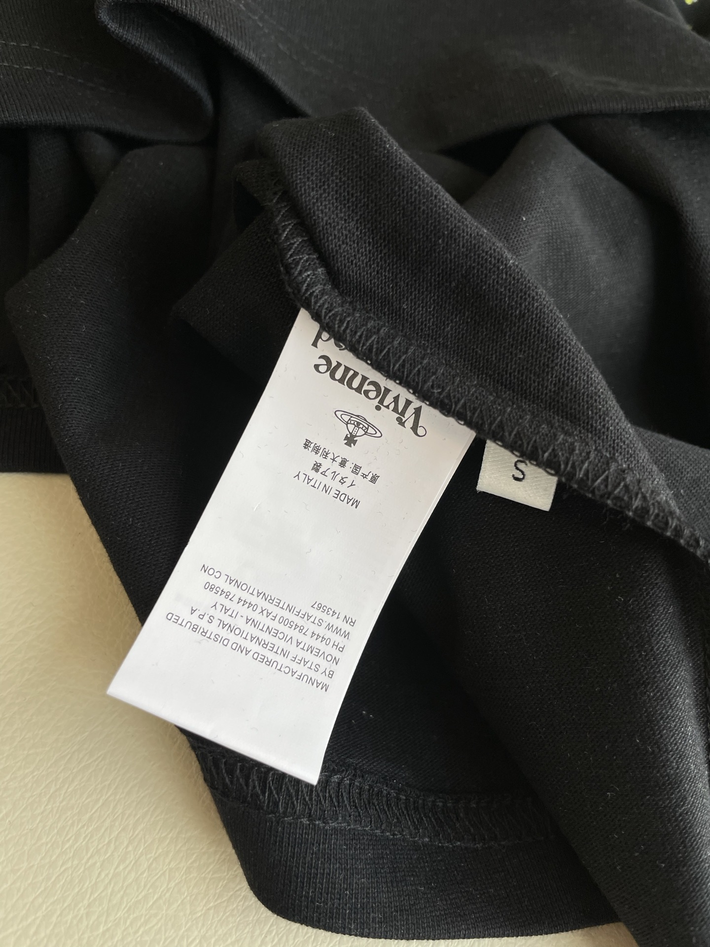 Fashion Review: Queen of the West Saturn T-Shirt with Graffiti Print, Single-Handed Female Suit - 图片 6