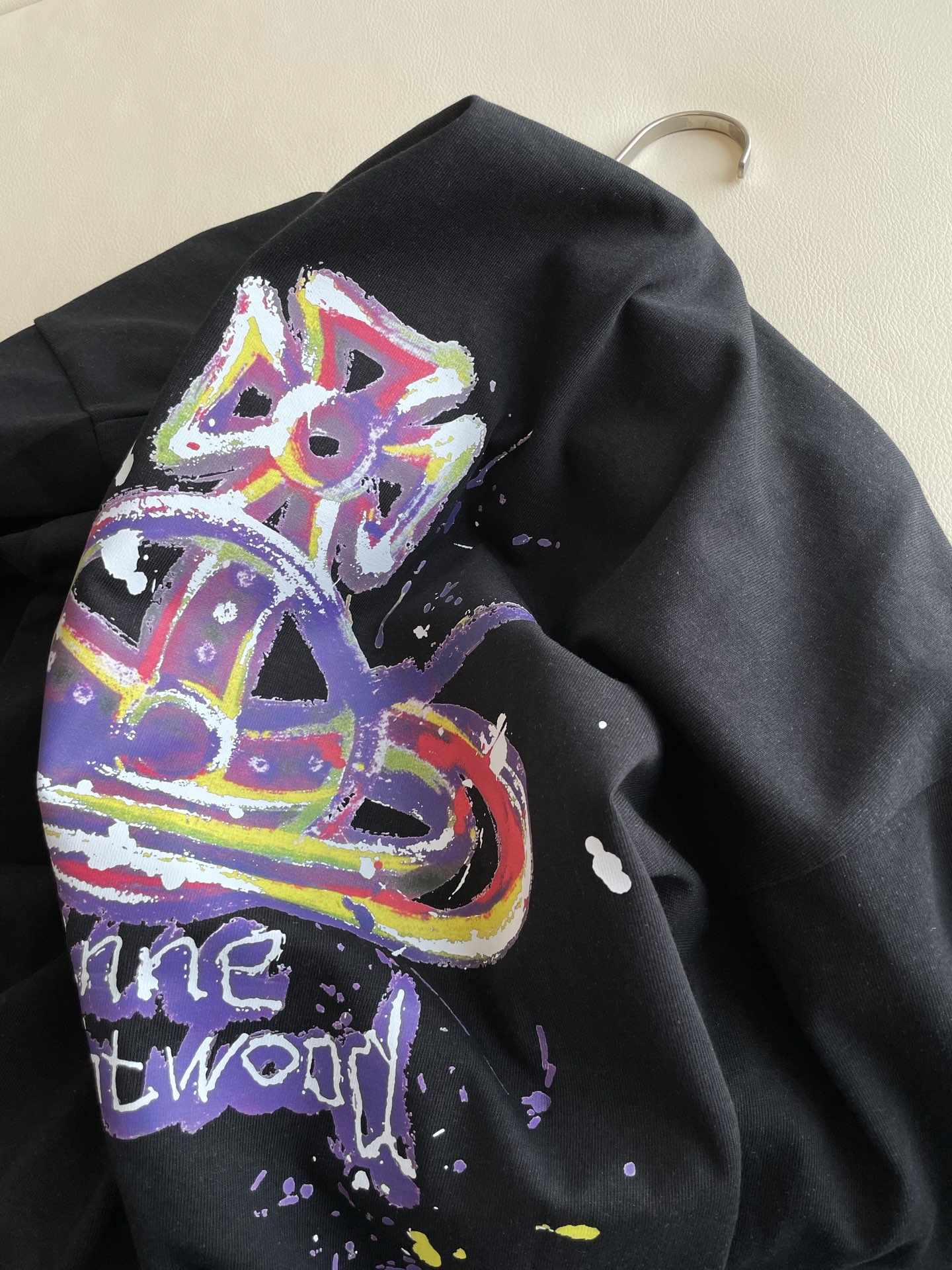 Fashion Review: Queen of the West Saturn T-Shirt with Graffiti Print, Single-Handed Female Suit - 图片 8