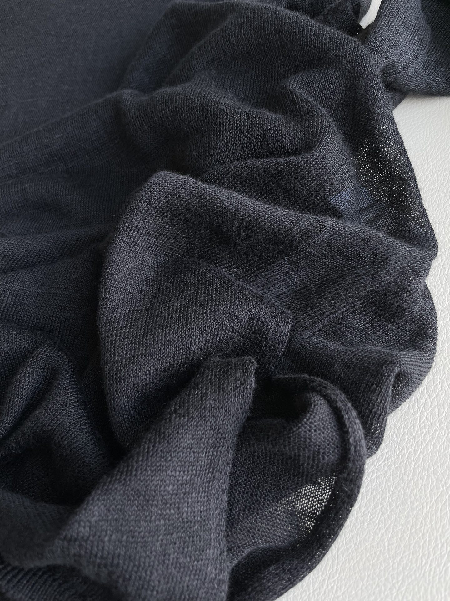 Therow Silk Shirt: High-Quality, Tailored, and Elegant. - 图片 5