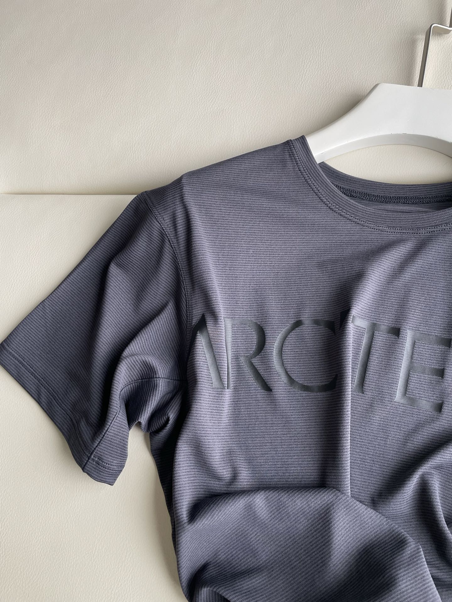 Arc’teryx Women’s Quick-Dry T-Shirt with Regenerative Scrubbing for Wet and Dry Skin Experience - 图片 3