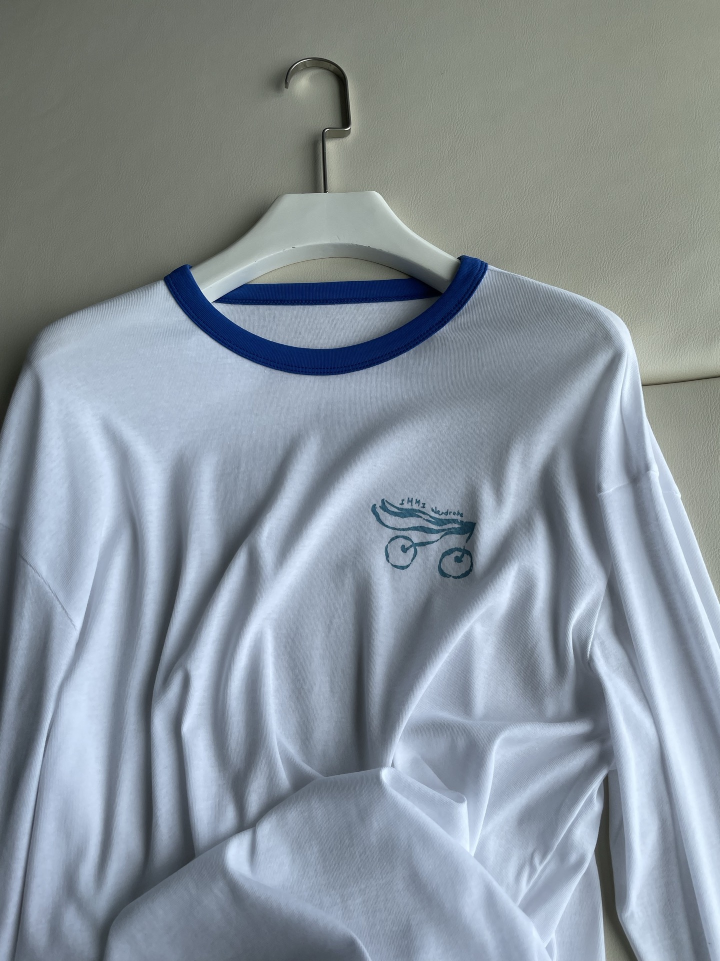 Cherry-Printed Long Sleeve Woman’s Suit: Soft, Cozy, and Cute Design - 图片 2