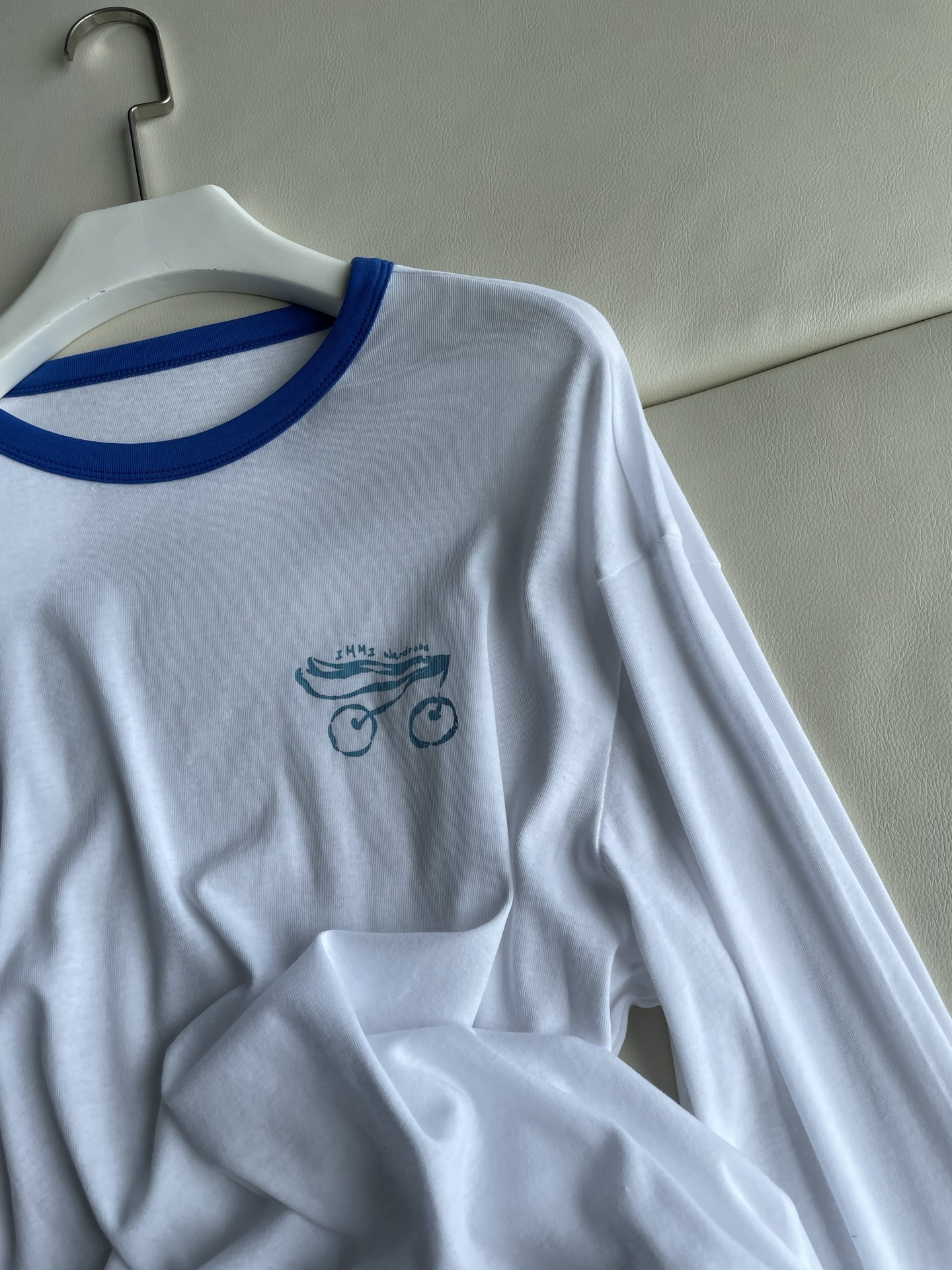 Cherry-Printed Long Sleeve Woman’s Suit: Soft, Cozy, and Cute Design - 图片 5