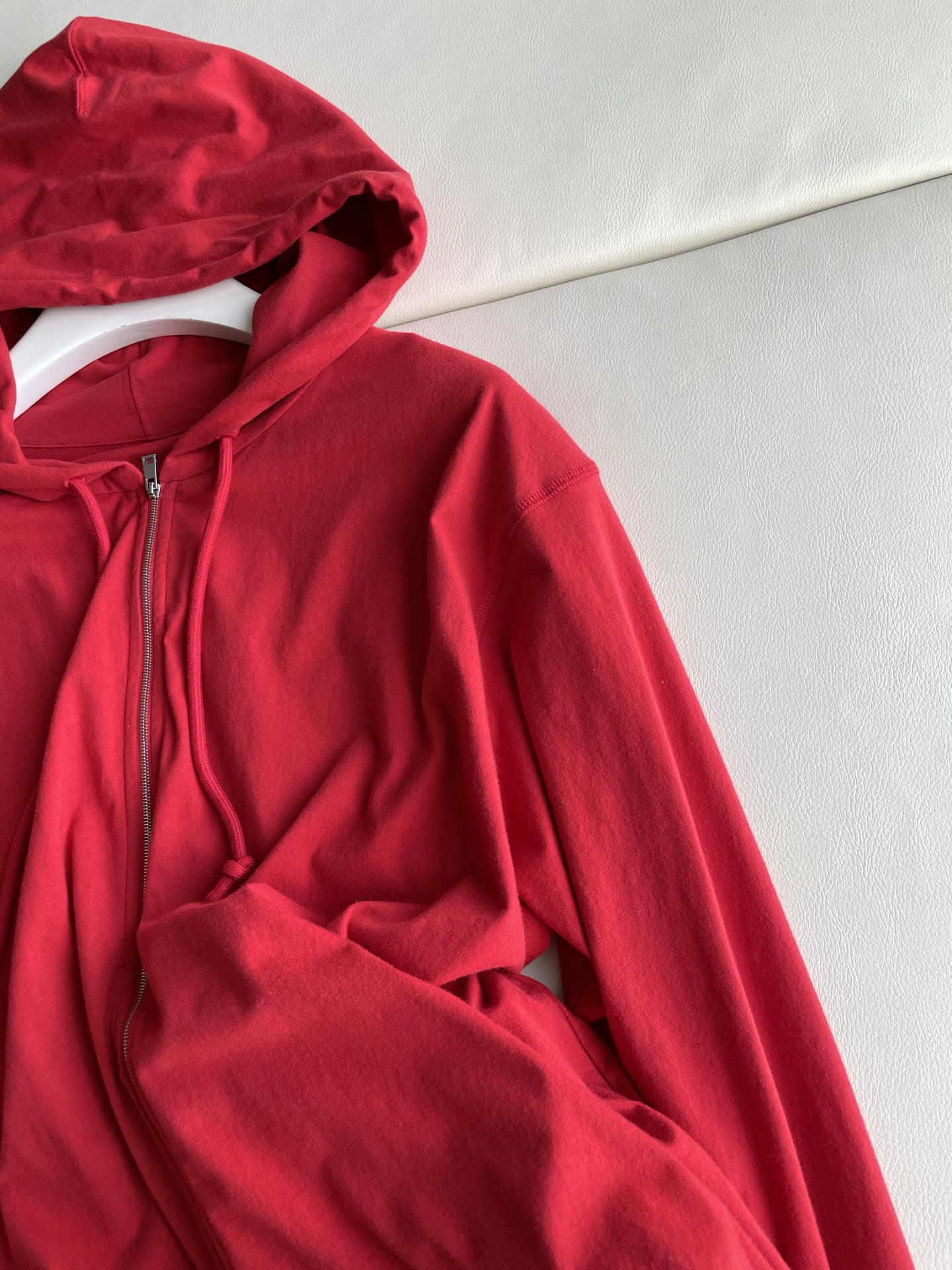 “Single-Handed Female Suit with Cotton Knit Fabric and Urban Style Elements | Summer Light Hoodie Dress” - 图片 5